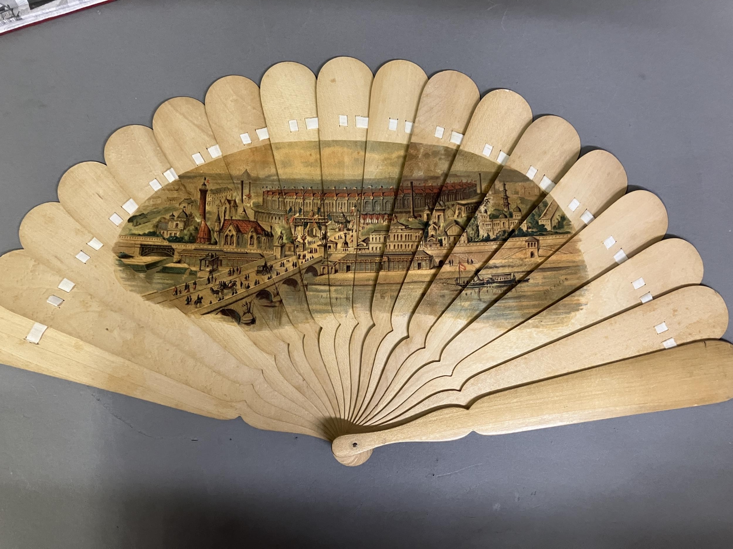 Of topographical interest: Five fans, 19th and 20th century, the first a wood brisé, of the type - Bild 2 aus 2