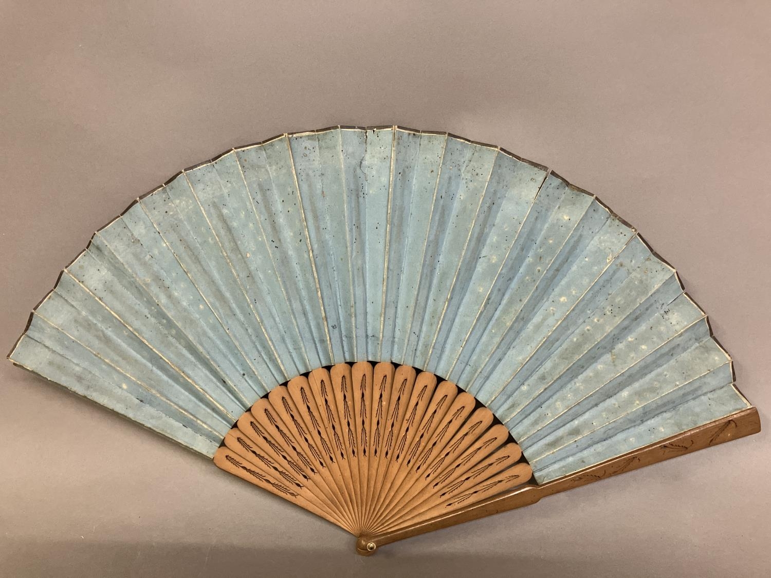 Two late 18th century wood fans, the first a brisé with rounded tips, pierced, with applied - Bild 5 aus 7