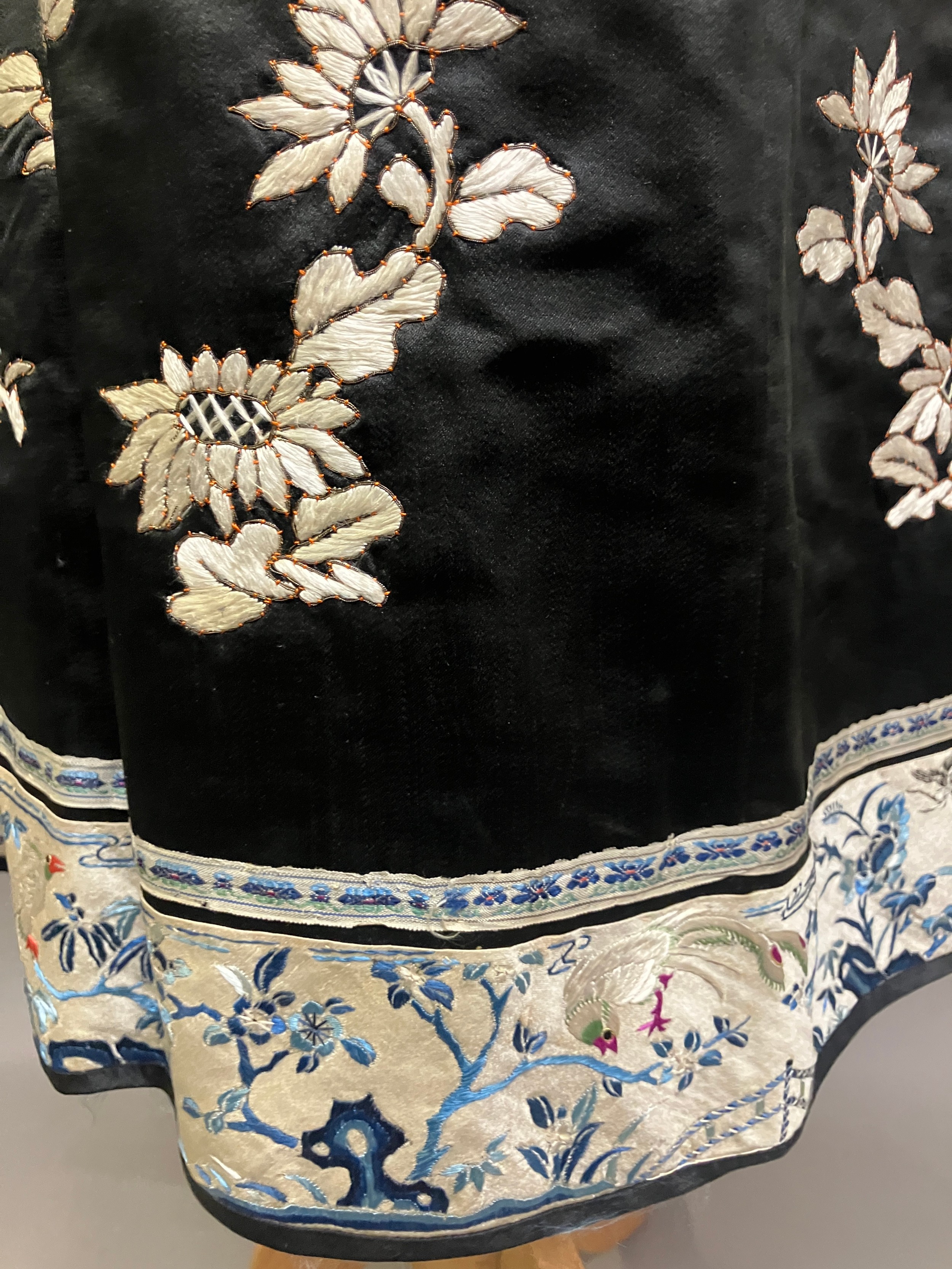 A late 19th c/early 20th century Chinese silk robe, black with applied shaped cloud collar, - Bild 11 aus 15