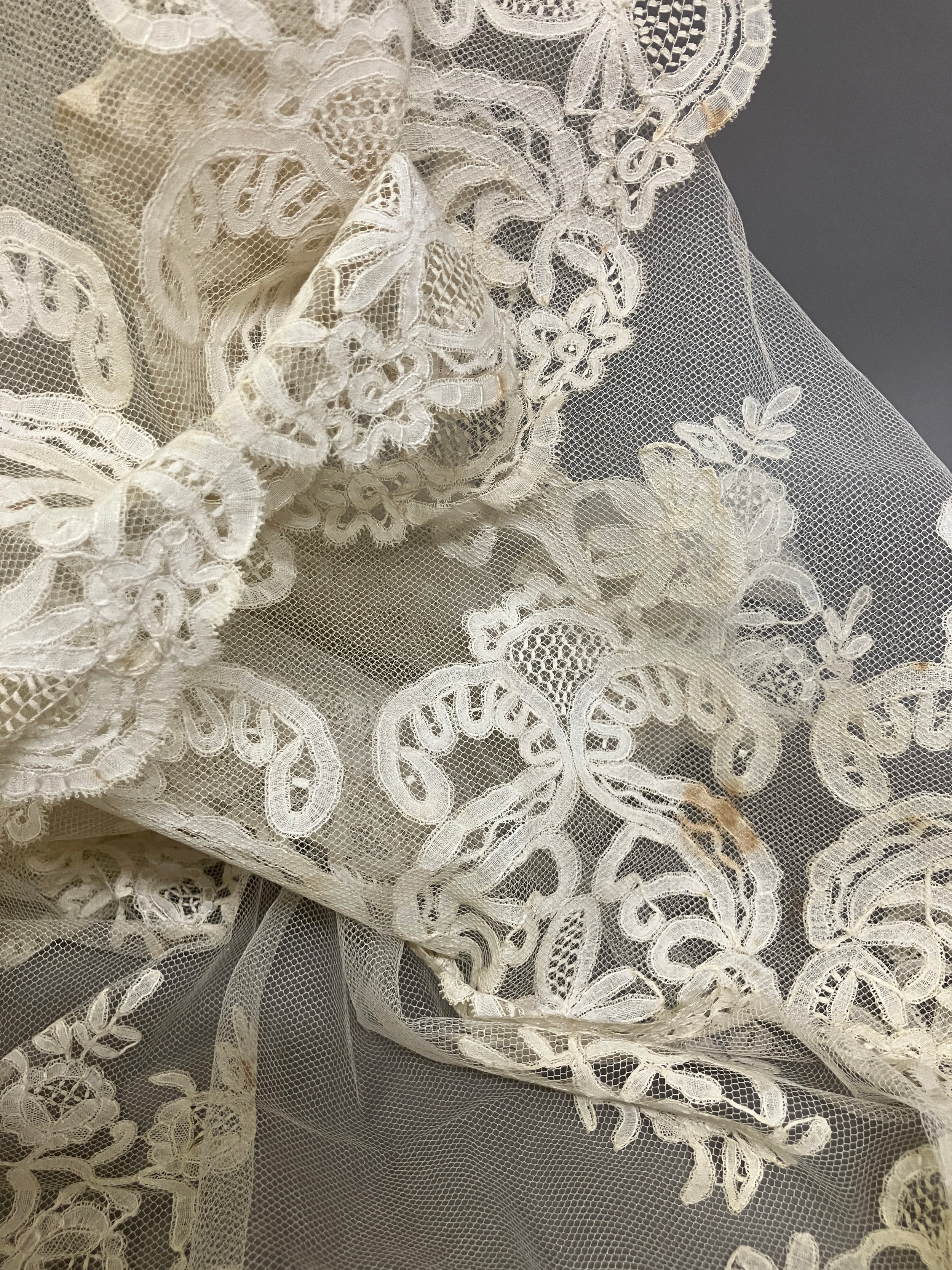 A very large and fine quality late 19th century wedding veil, Honiton Bobbin Appliqué, deep lace - Image 5 of 6