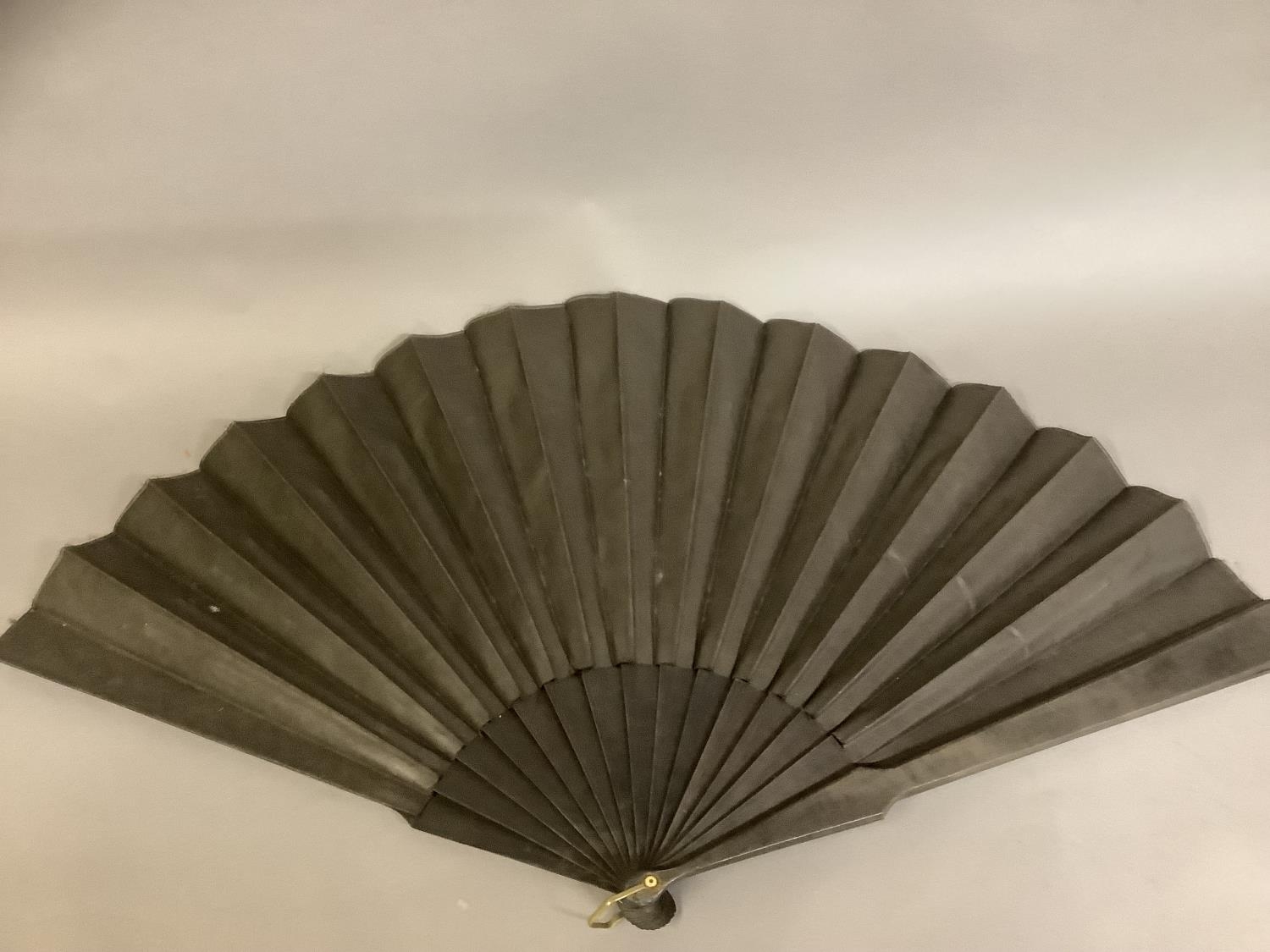 A varied selection of 19th and 20th century fans, comprising a very large example with black wood - Bild 2 aus 4