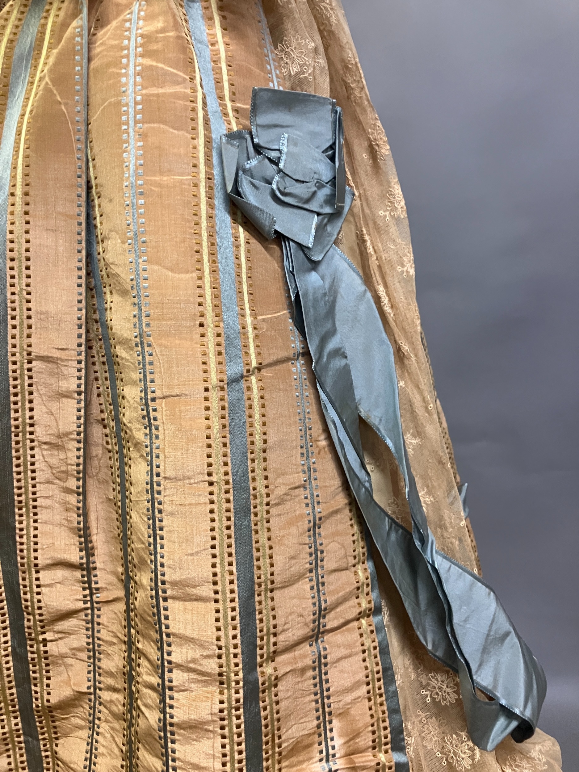 An Edwardian honey watered silk taffeta skirt and bodice, striped with aqua, the tailored, boned - Bild 3 aus 10