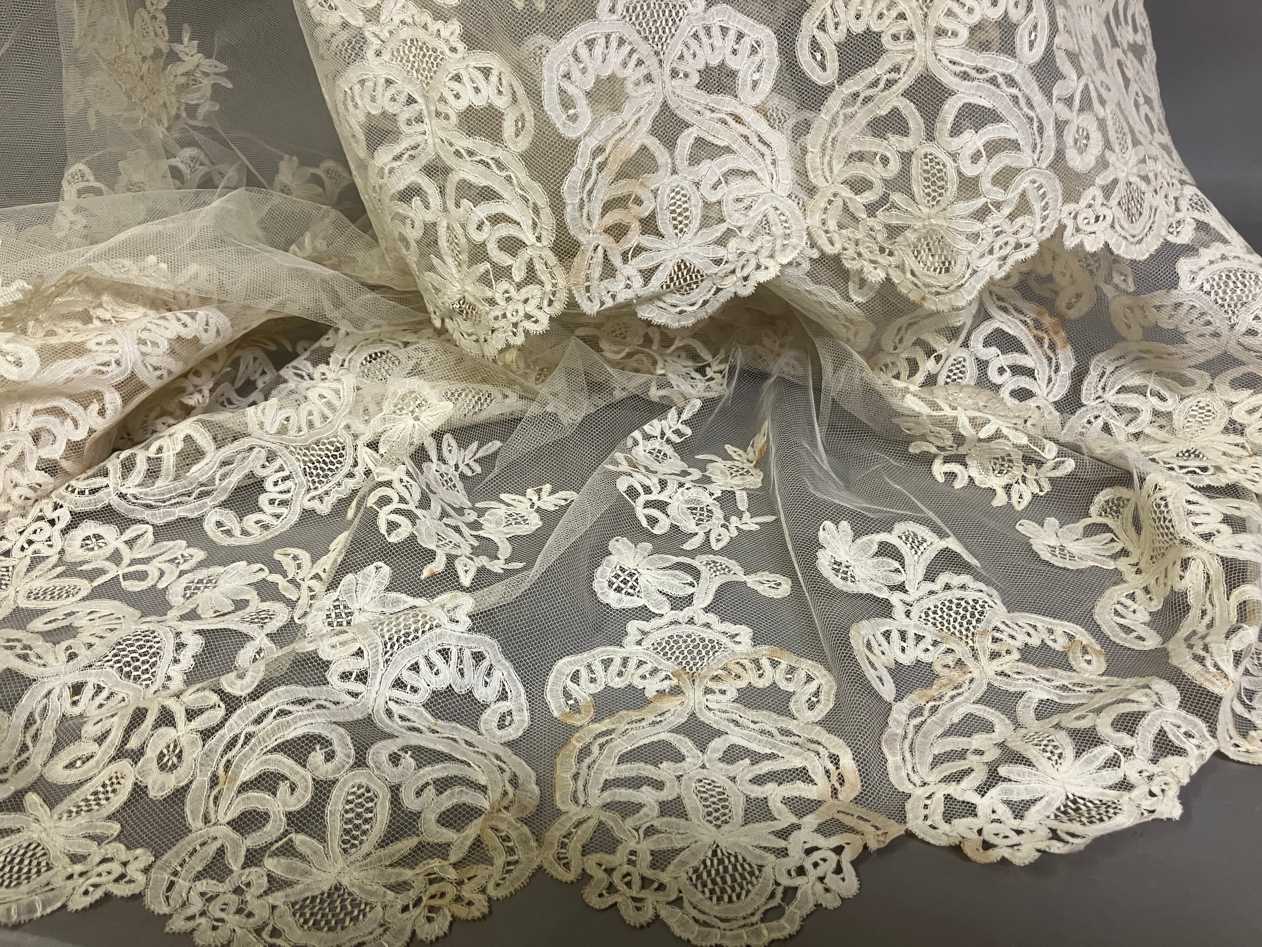 A very large and fine quality late 19th century wedding veil, Honiton Bobbin Appliqué, deep lace - Image 4 of 6