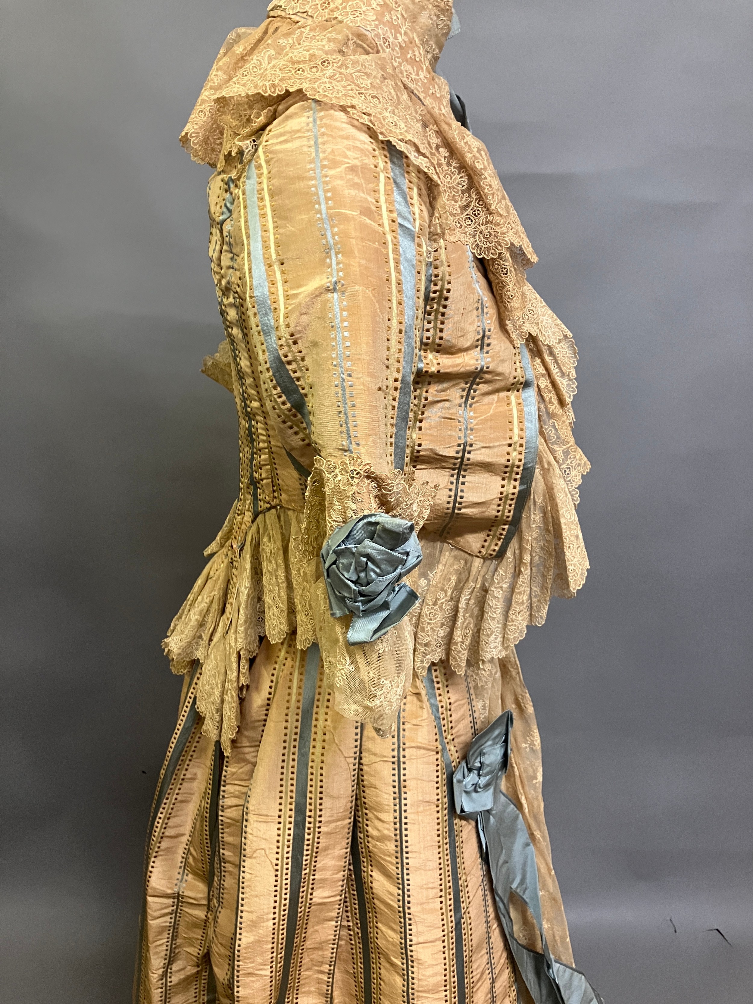 An Edwardian honey watered silk taffeta skirt and bodice, striped with aqua, the tailored, boned - Bild 7 aus 10