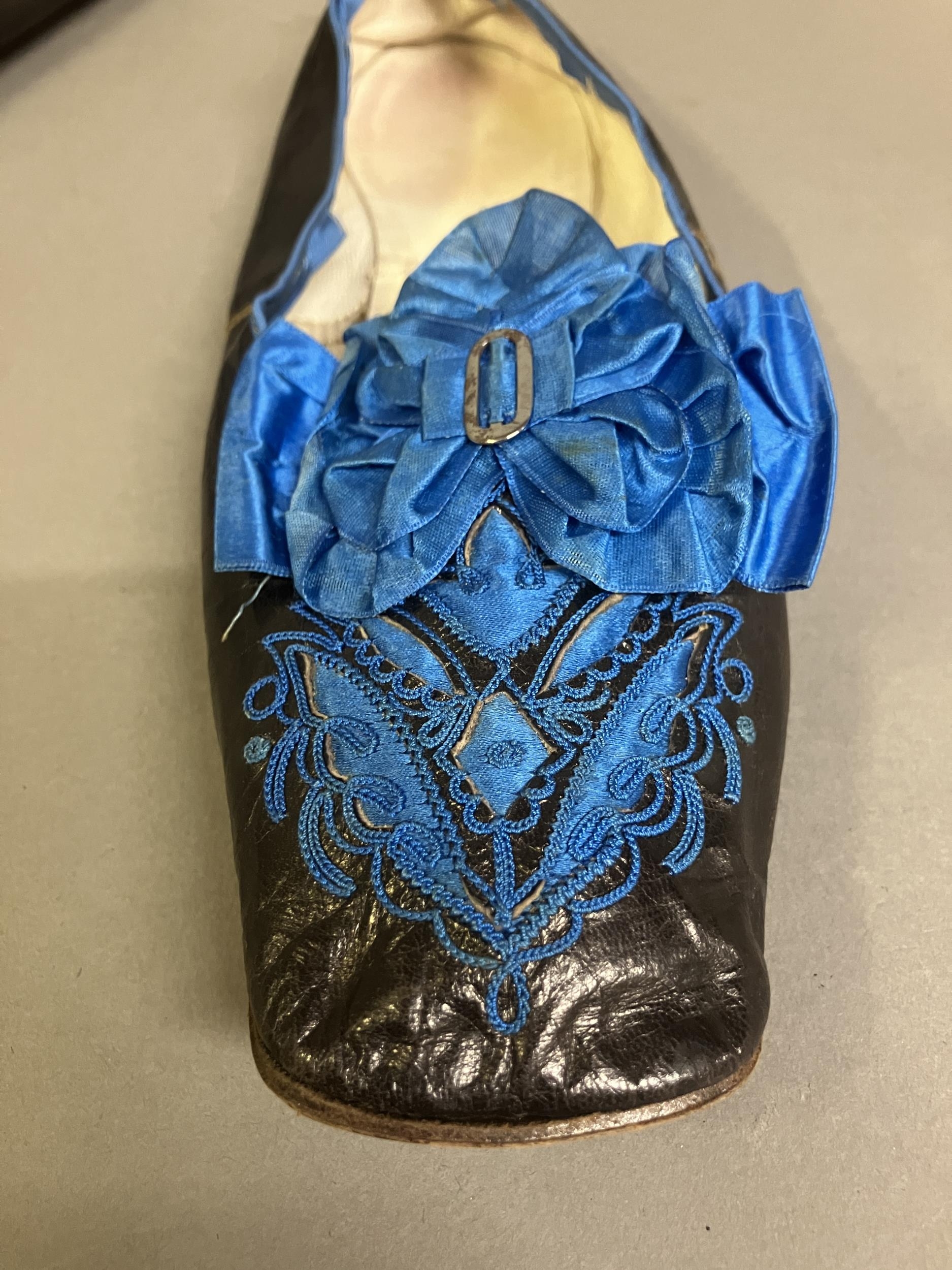 A fine pair of French mid-19th century slippers, black glacé kid, edged with blue braid, square - Image 2 of 6