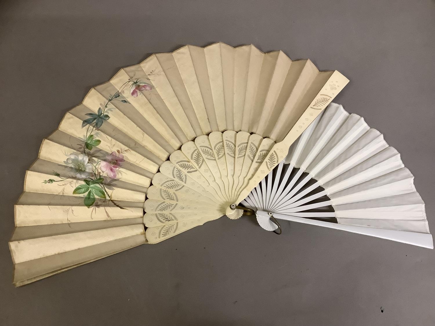 A varied selection of 19th and 20th century fans, comprising a very large example with black wood - Bild 3 aus 4
