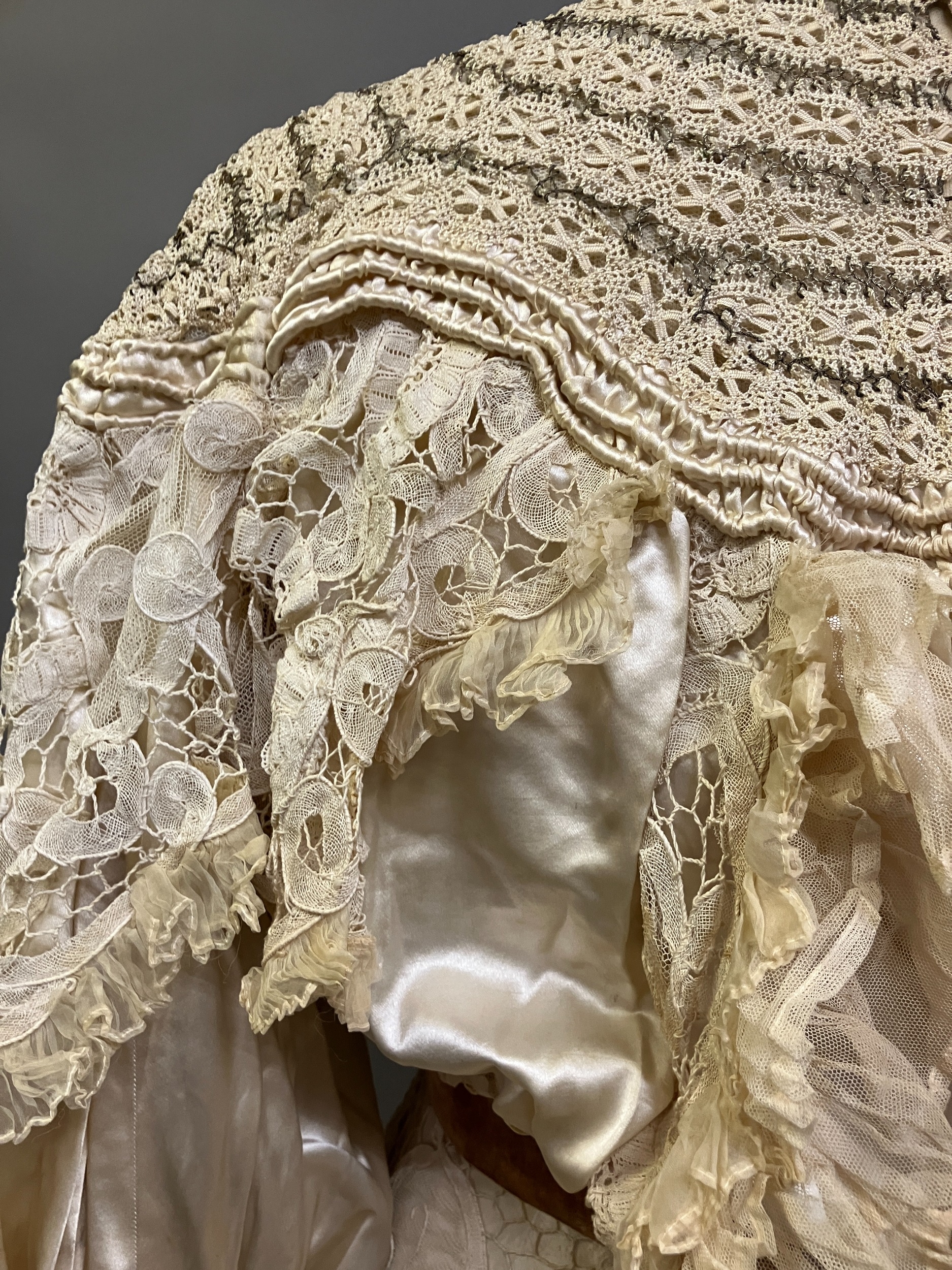 An Edwardian tapelace wedding ensemble, the high-necked bodice in ivory silk satin, trimmed with - Image 7 of 14