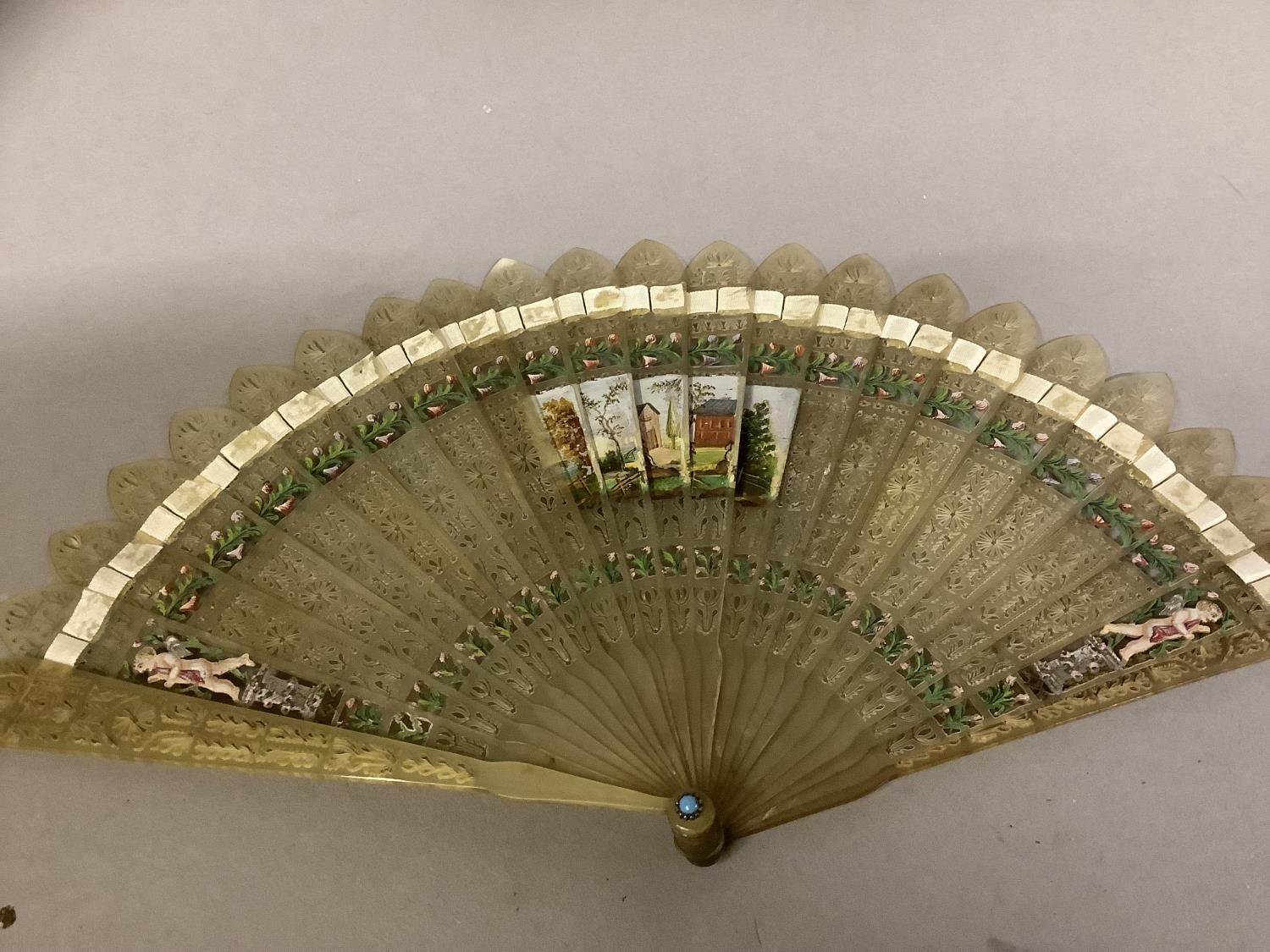 Four brisé fans c 1820’s: the first a triple image example in pale horn with pointed tips, twenty- - Bild 2 aus 4