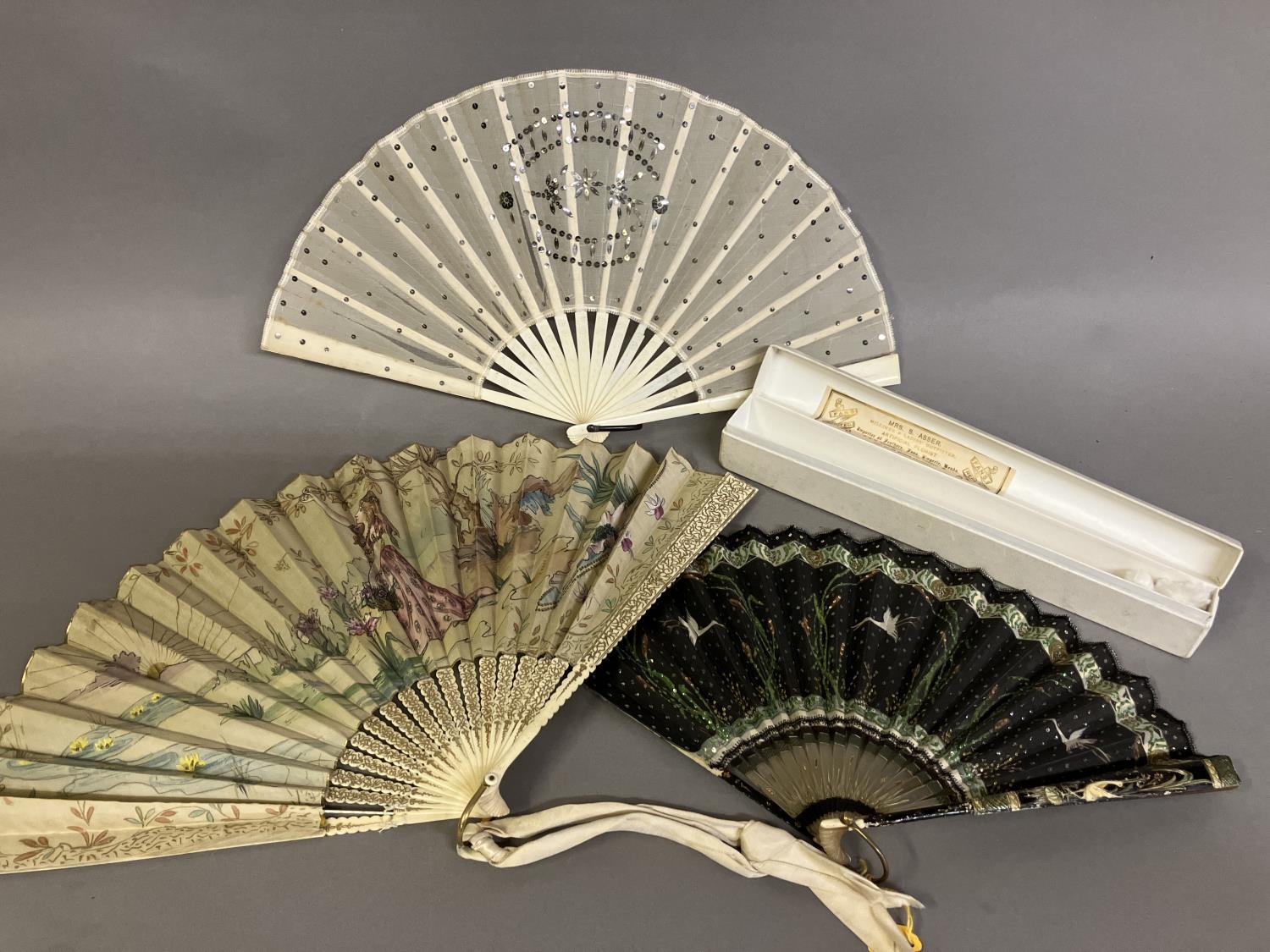 An Art Nouveau fan, the monture of bone, shaped and gilded, the silk leaf painted with a lady in a - Bild 2 aus 10