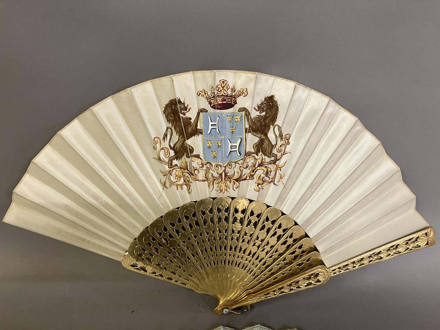 Two mid-19th century fans, the first with carved and pierced wood sticks, painted in gold, the cream - Bild 4 aus 8
