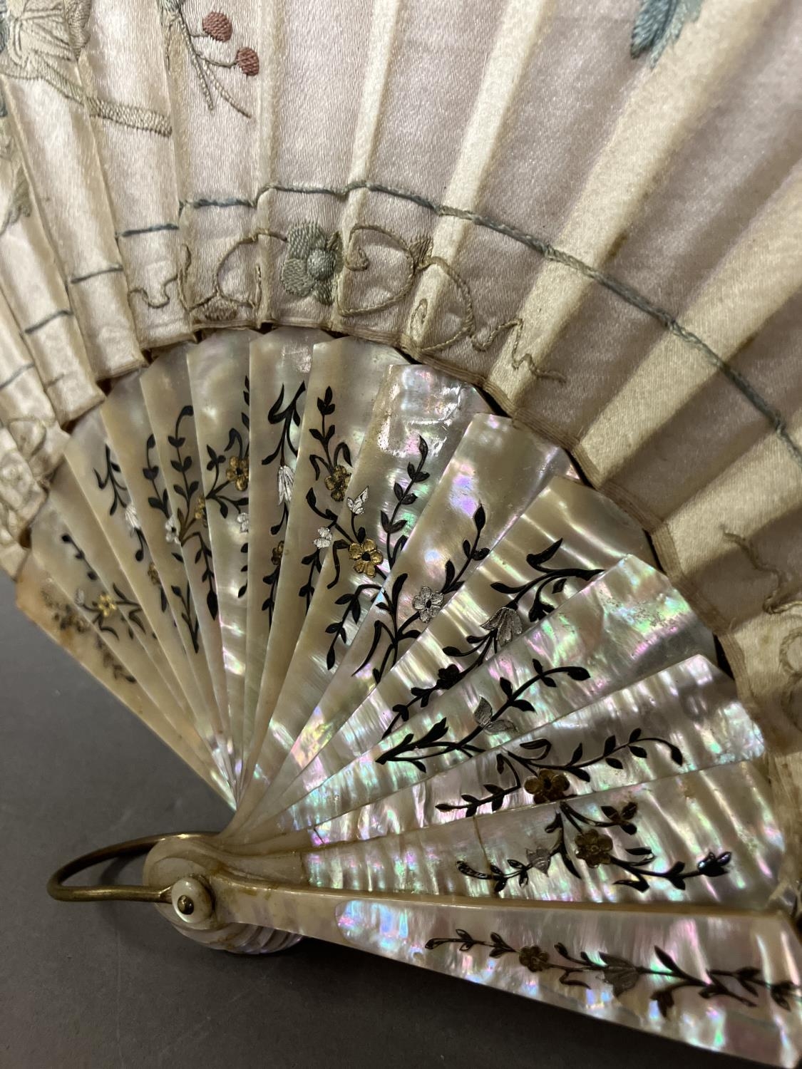 A large fan, the monture of pink mother of pearl, gilded, the cream silk leaf Chinese, being - Image 3 of 8