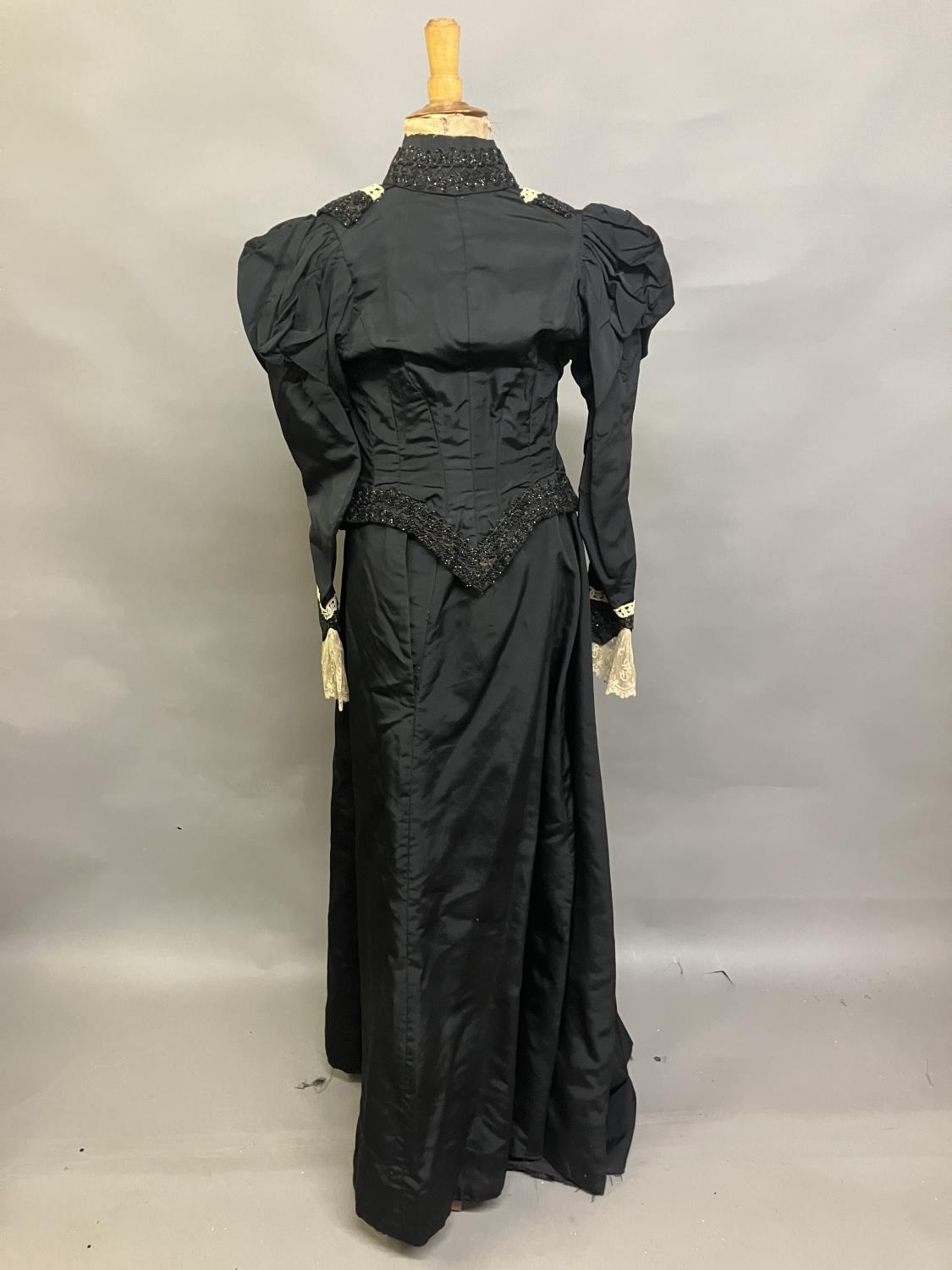 A c 1890’s/900 black silk two-piece ensemble, the tailored bodice with gathers to the shoulder and - Bild 5 aus 5