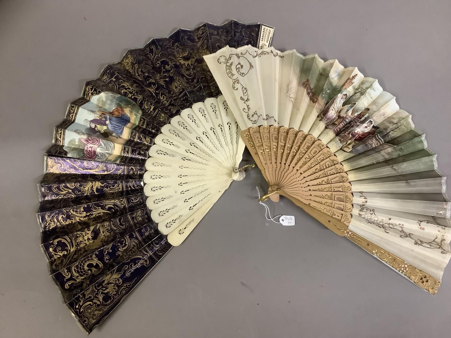 A varied selection of 19th and 20th century fans, comprising a very large example with black wood - Bild 4 aus 4