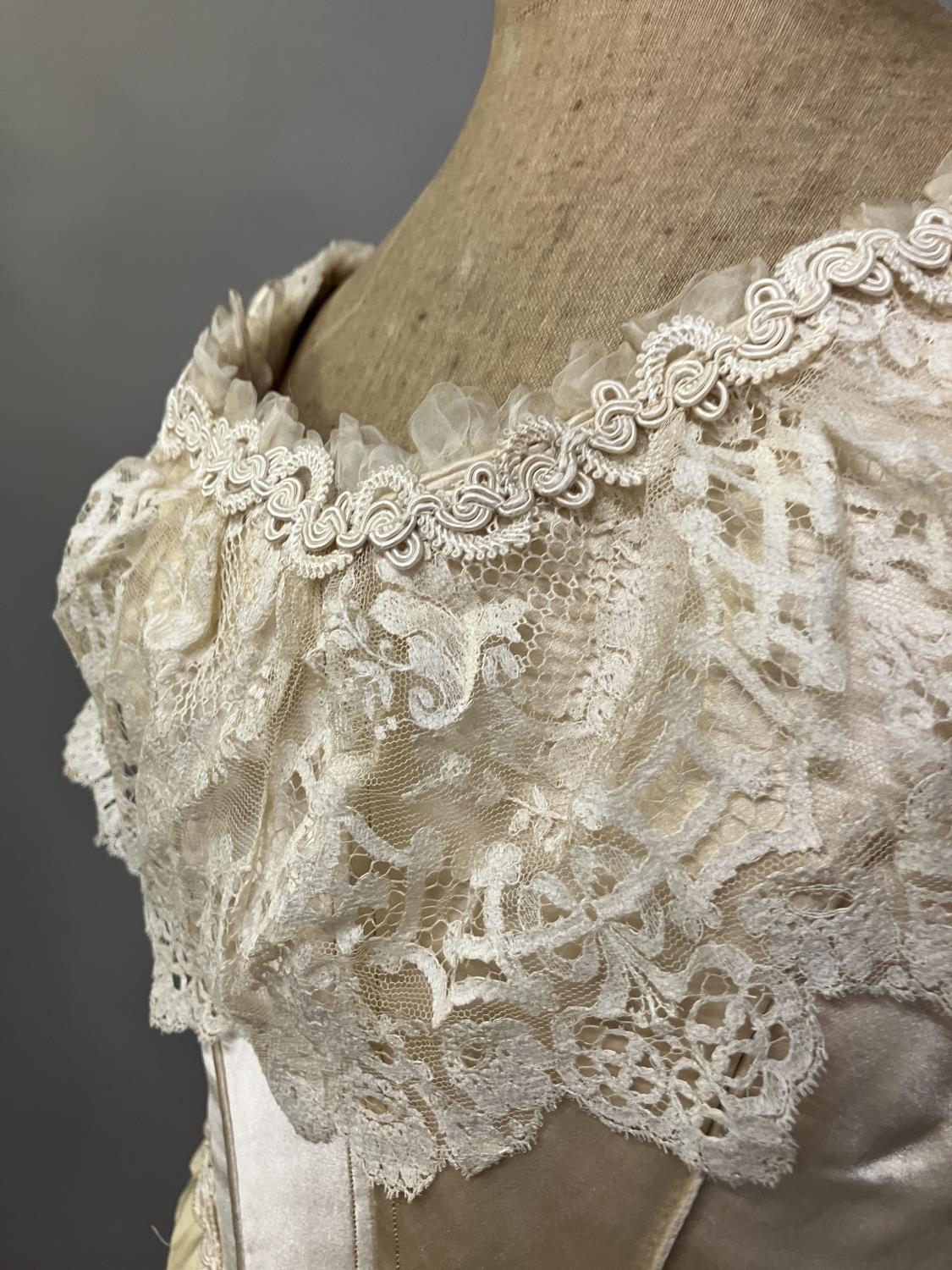 An elaborate 1880’s wedding or evening gown, skirt with integral boned bodice, a heavy honey silk, - Bild 3 aus 9