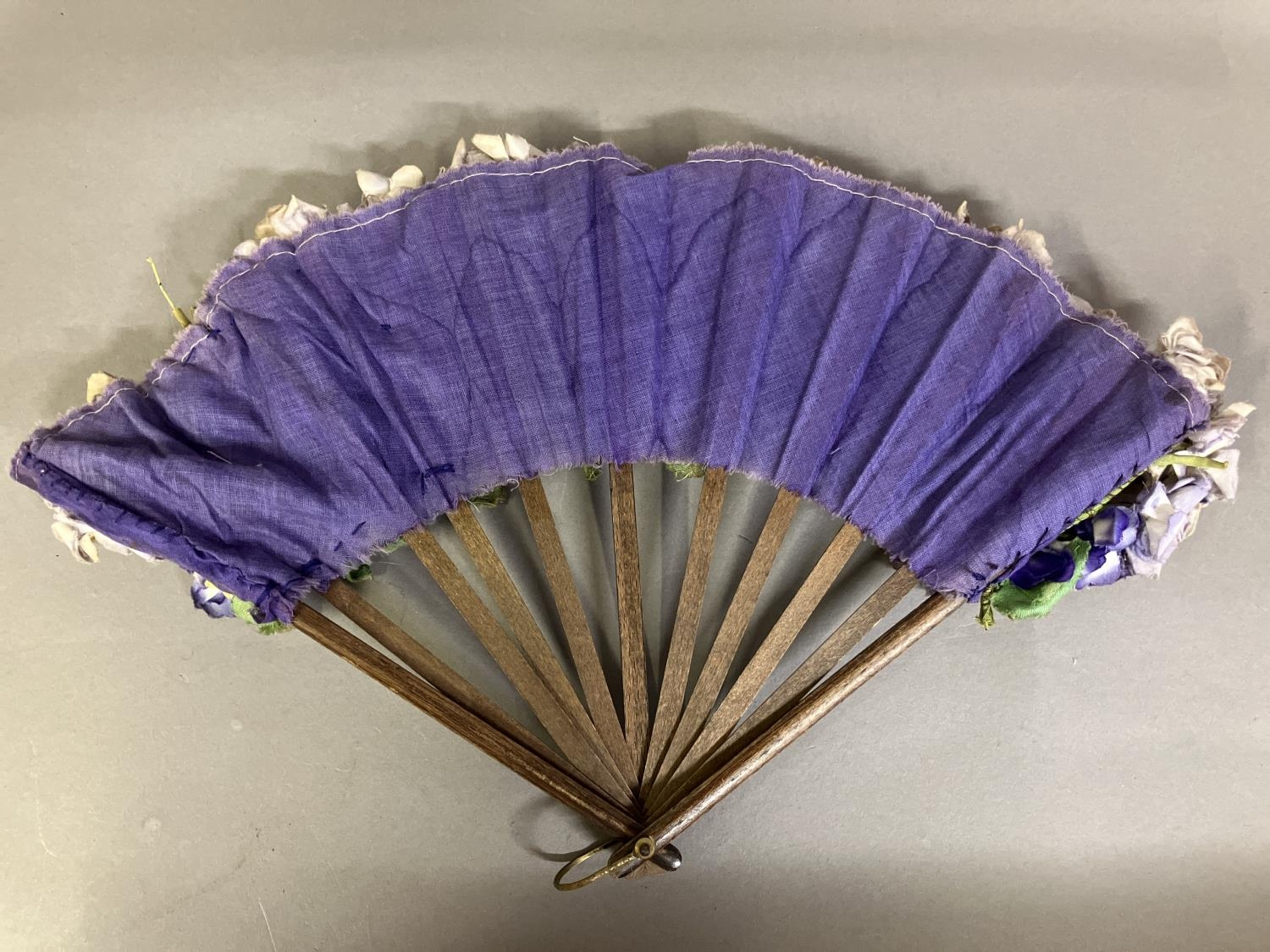 The Posy Fan! A very scarce fan that is seldom seen, this fan has a specific construction that - Image 6 of 10