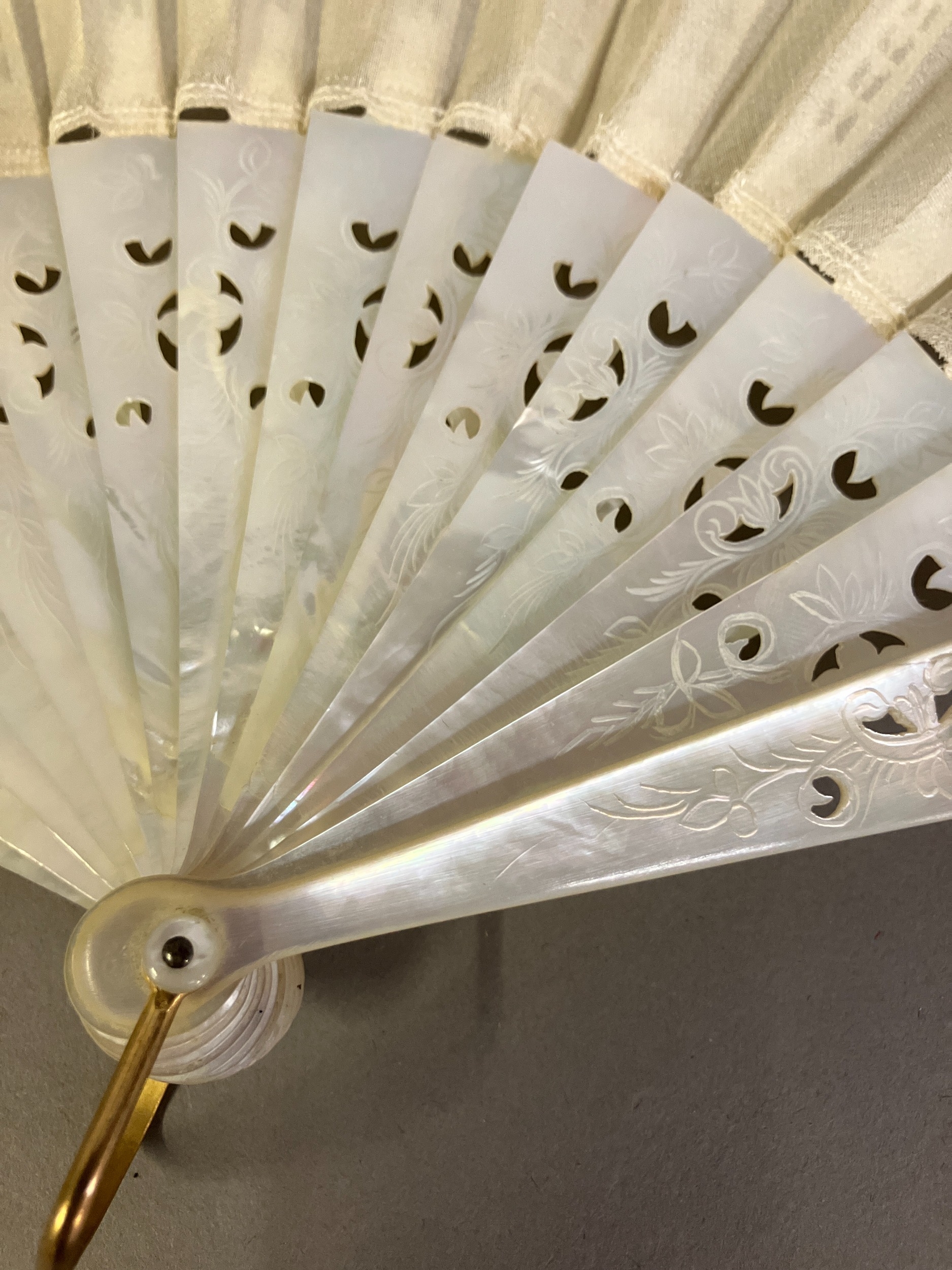 A white Mother of Pearl fan, with a hint of colour, the guards and gorge with decorative piercing - Image 6 of 6