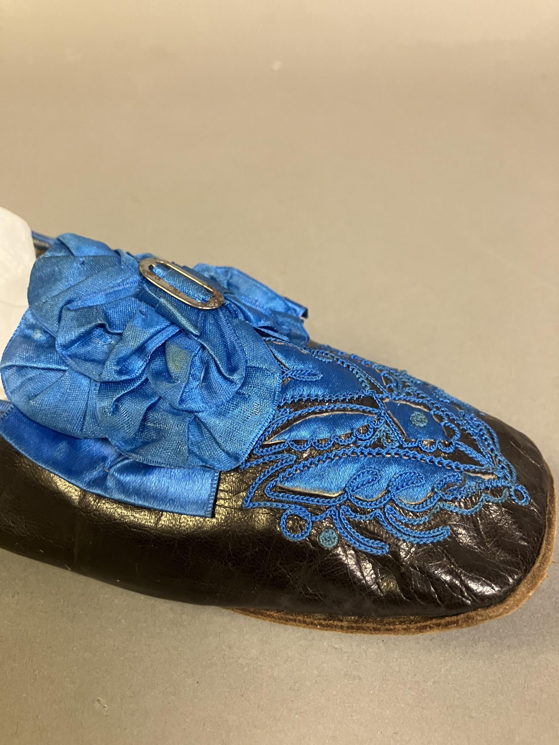 A fine pair of French mid-19th century slippers, black glacé kid, edged with blue braid, square - Image 5 of 6