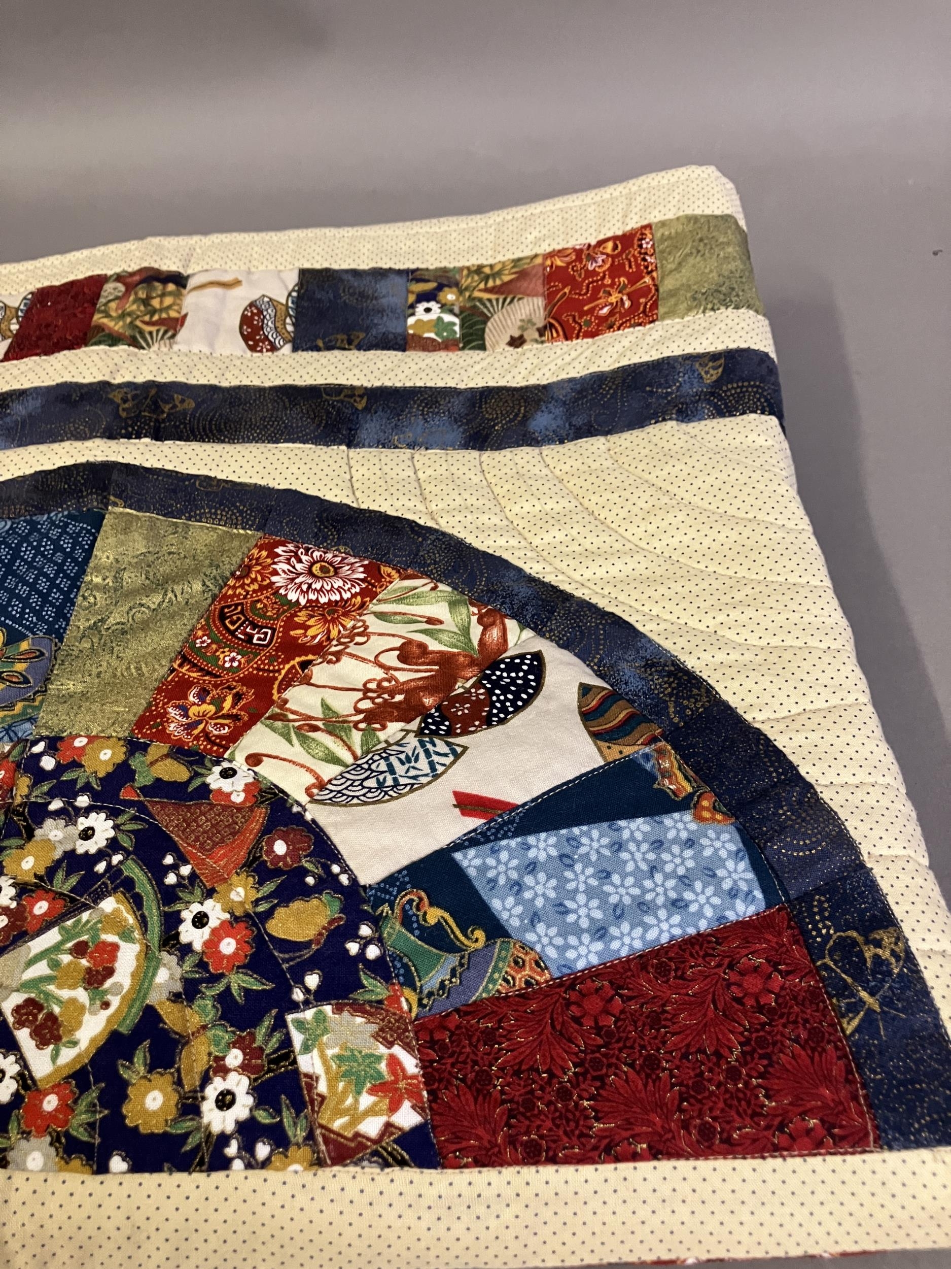 Original fan-designed machine-stitched coverlet by Doris Maxwell, mother of former Fan Circle - Image 4 of 6