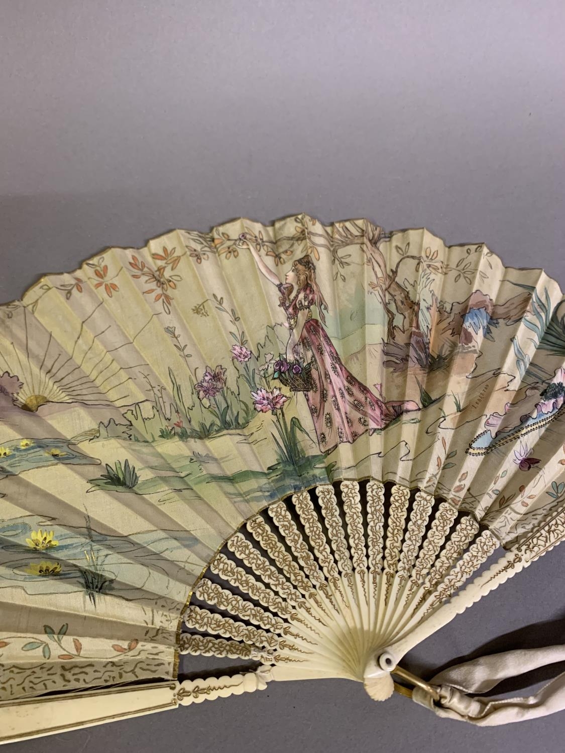 An Art Nouveau fan, the monture of bone, shaped and gilded, the silk leaf painted with a lady in a - Bild 5 aus 10