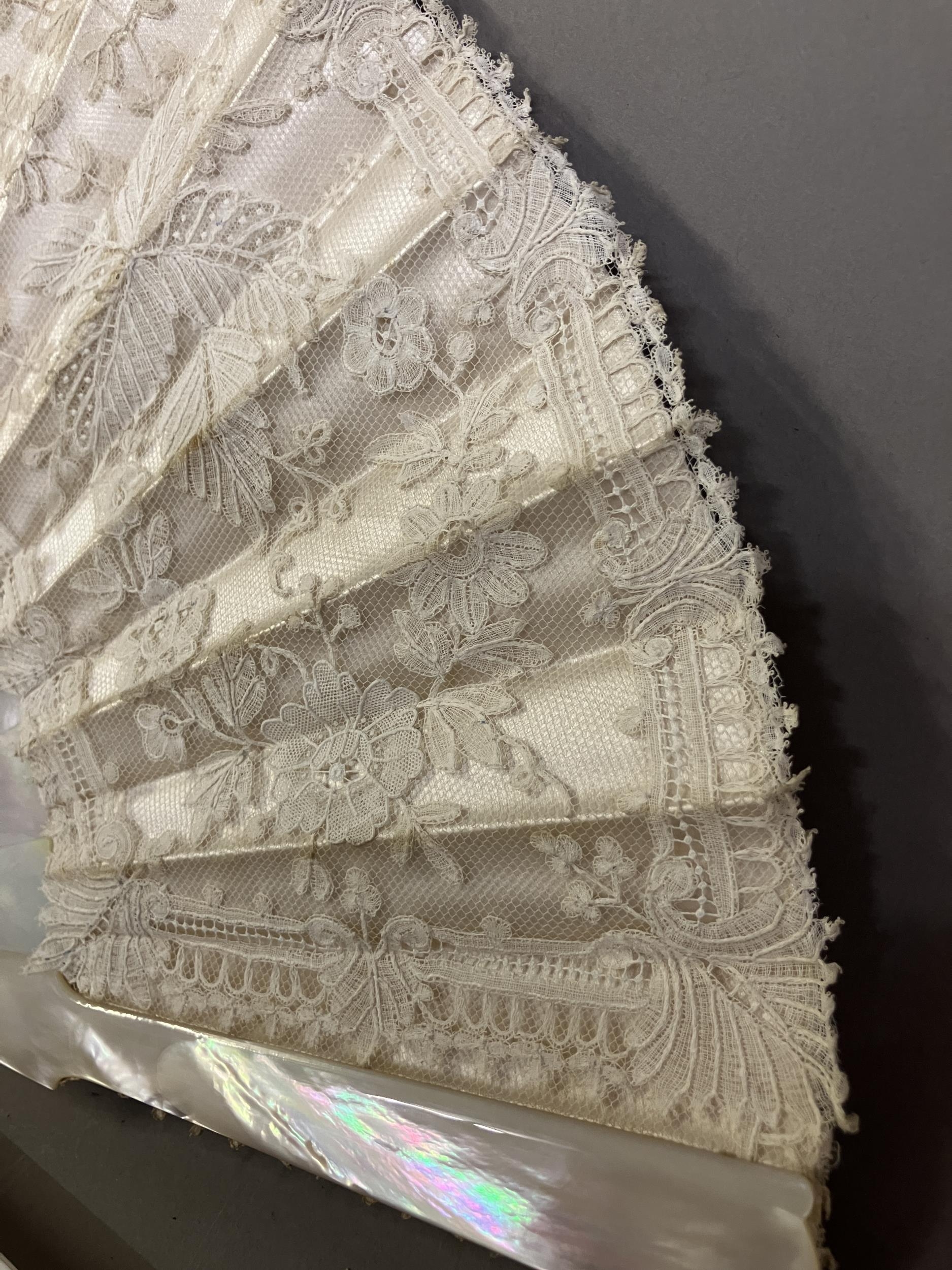 A 19th century Brussels Bobbin Appliqué lace fan, the monture of white mother of pearl, the head - Bild 2 aus 7