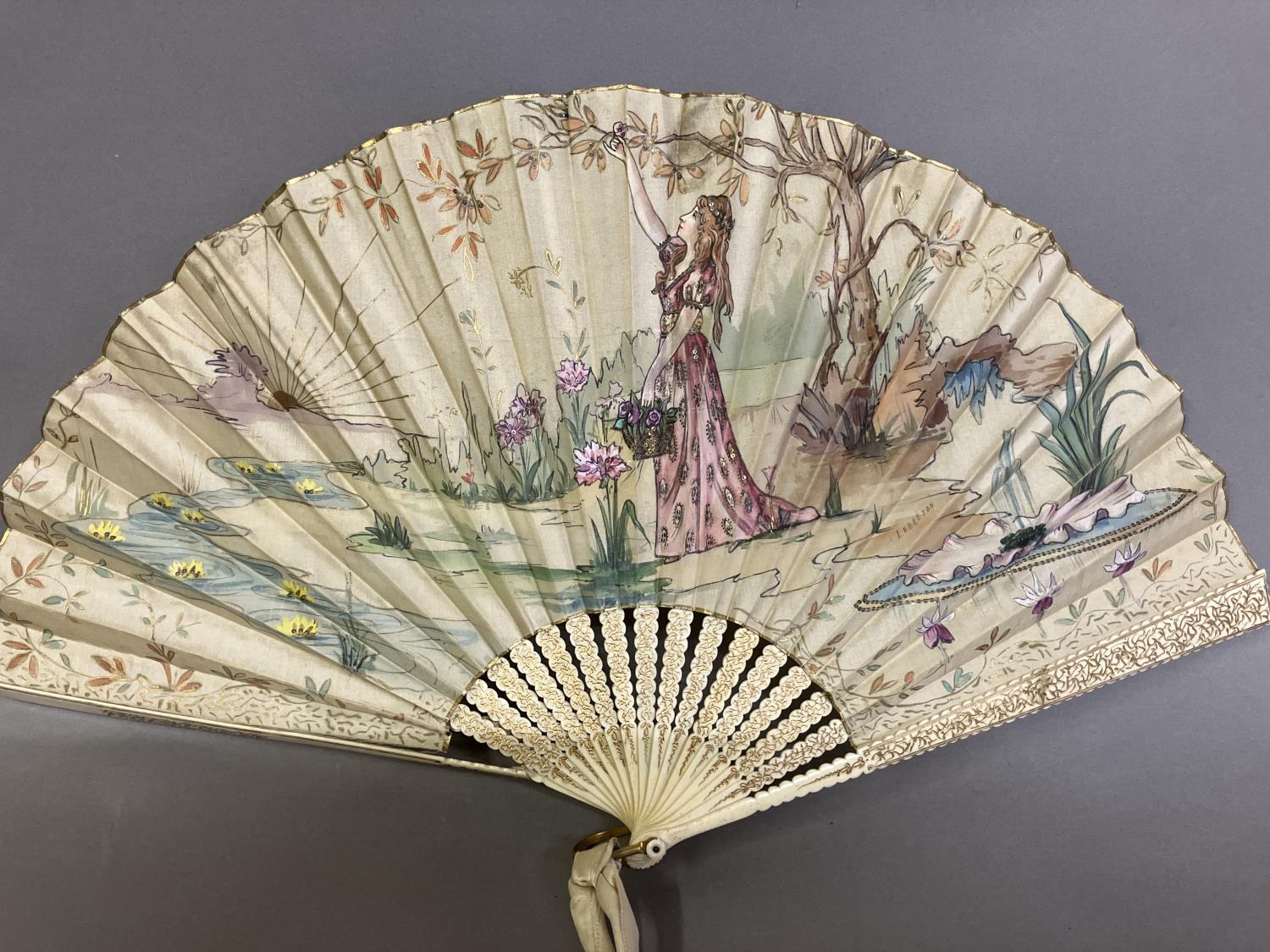 An Art Nouveau fan, the monture of bone, shaped and gilded, the silk leaf painted with a lady in a - Bild 6 aus 10