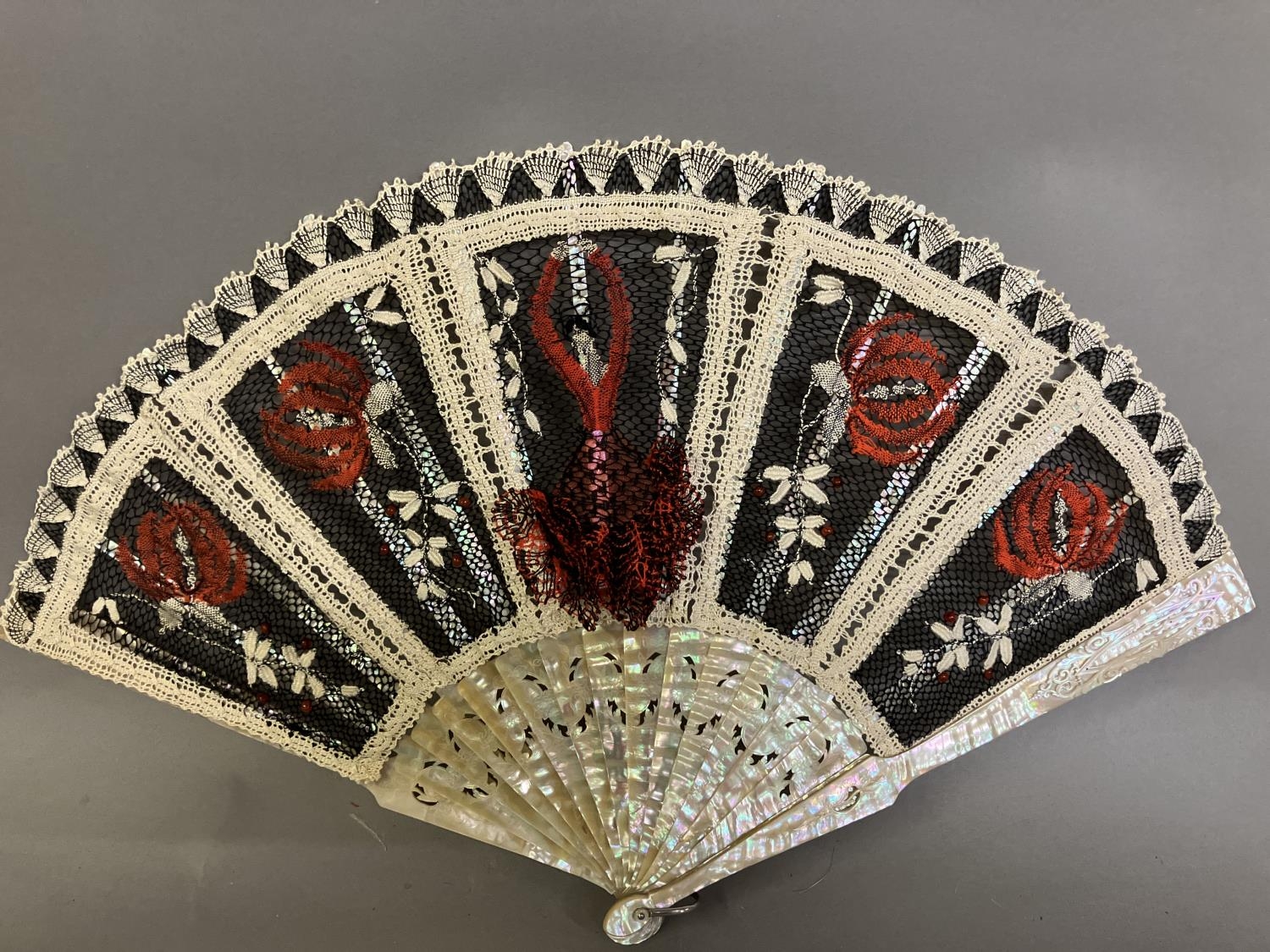 Ann Collier: The Flamenco dancer, a lace leaf design in sections, in mainly red and black to present - Bild 2 aus 7