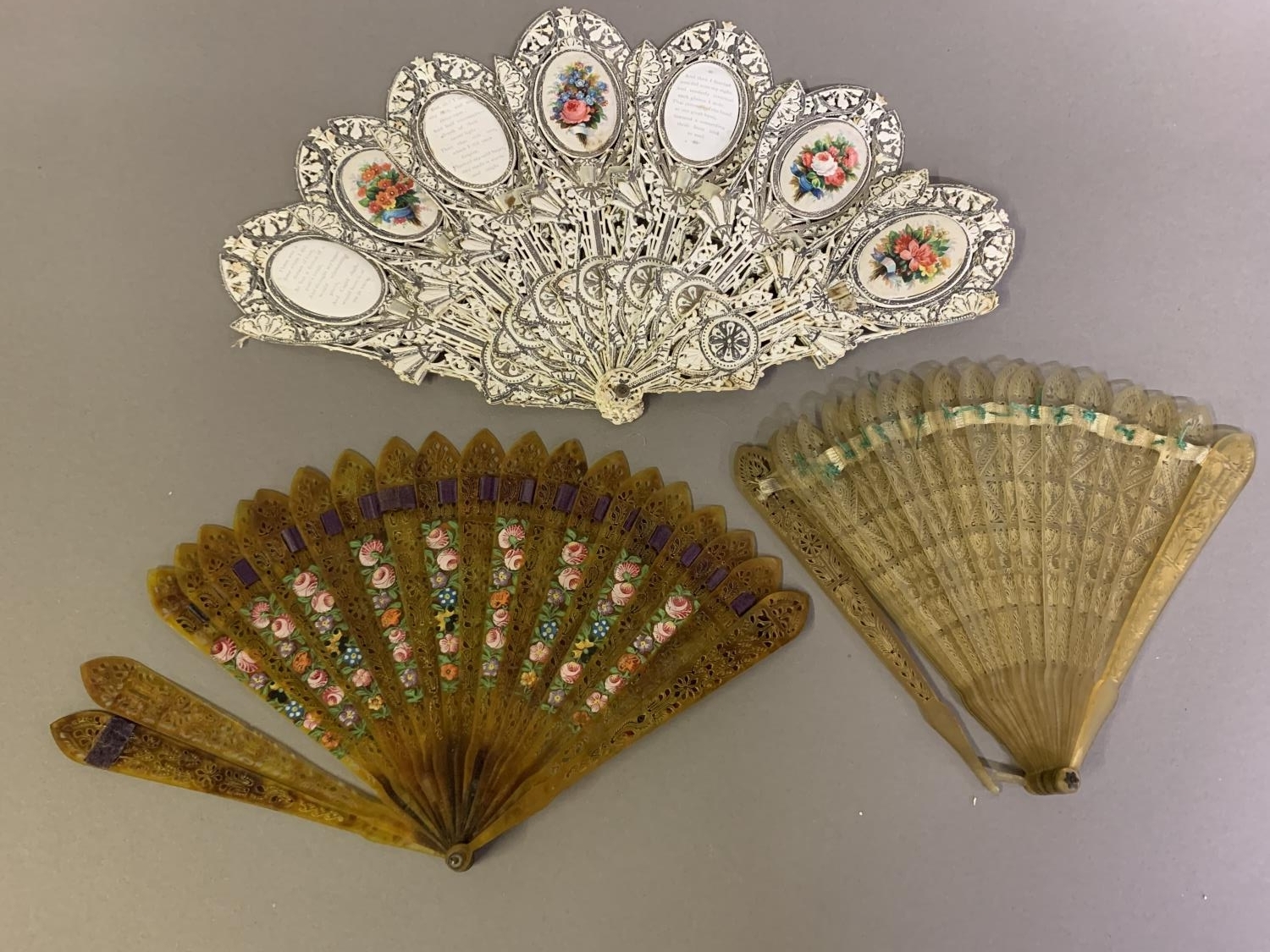 18th to 20th century brisé fans: a c 1820’s tortoiseshell fan with pointed sticks, pierced, - Image 3 of 4