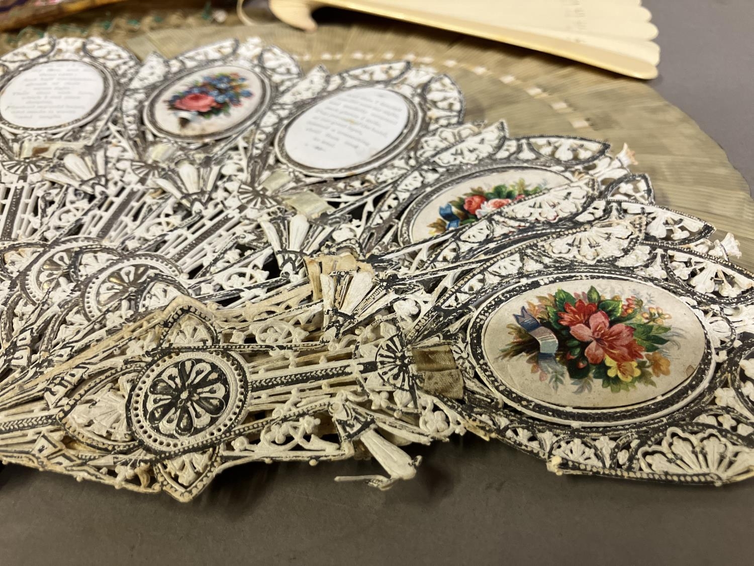 18th to 20th century brisé fans: a c 1820’s tortoiseshell fan with pointed sticks, pierced, - Image 4 of 4