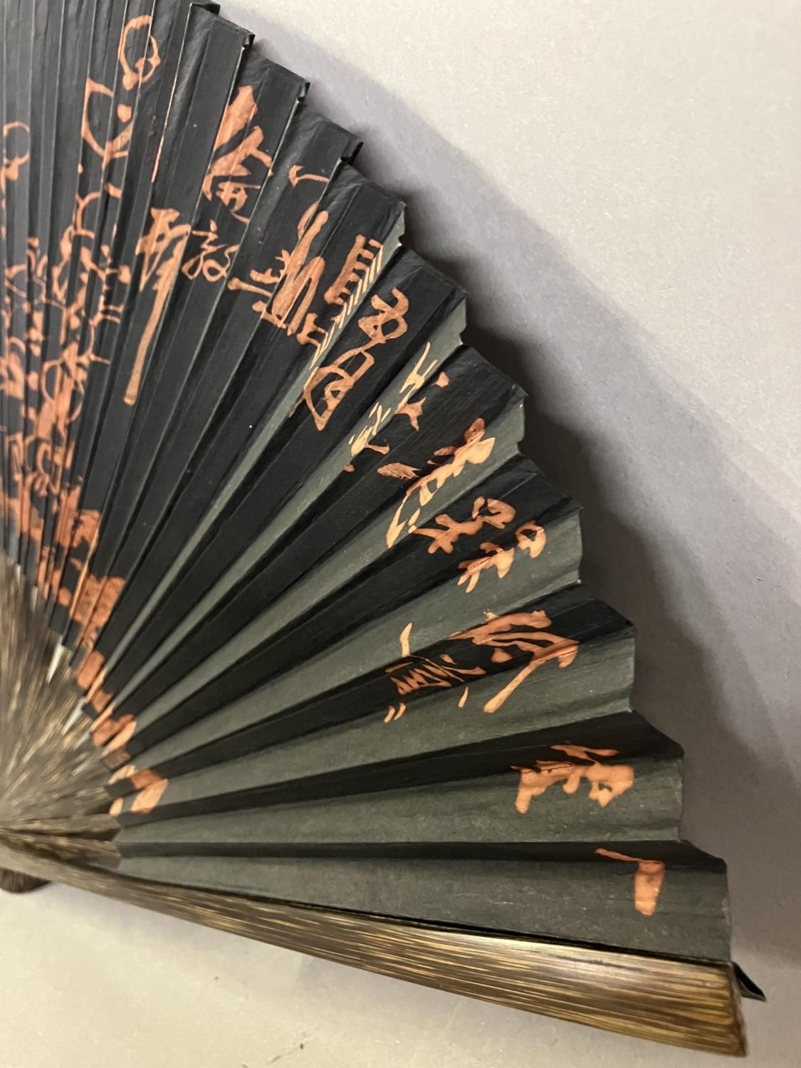 An original fan by Chinese Master Artist Fu Hua, 20th century, the recto painted with flowering - Bild 2 aus 6