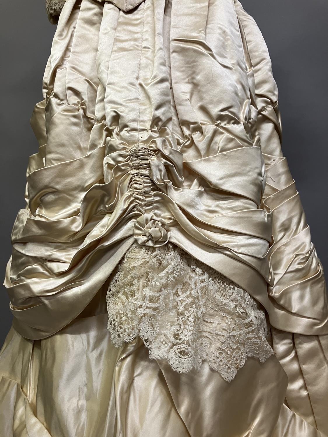 An elaborate 1880’s wedding or evening gown, skirt with integral boned bodice, a heavy honey silk, - Bild 2 aus 9