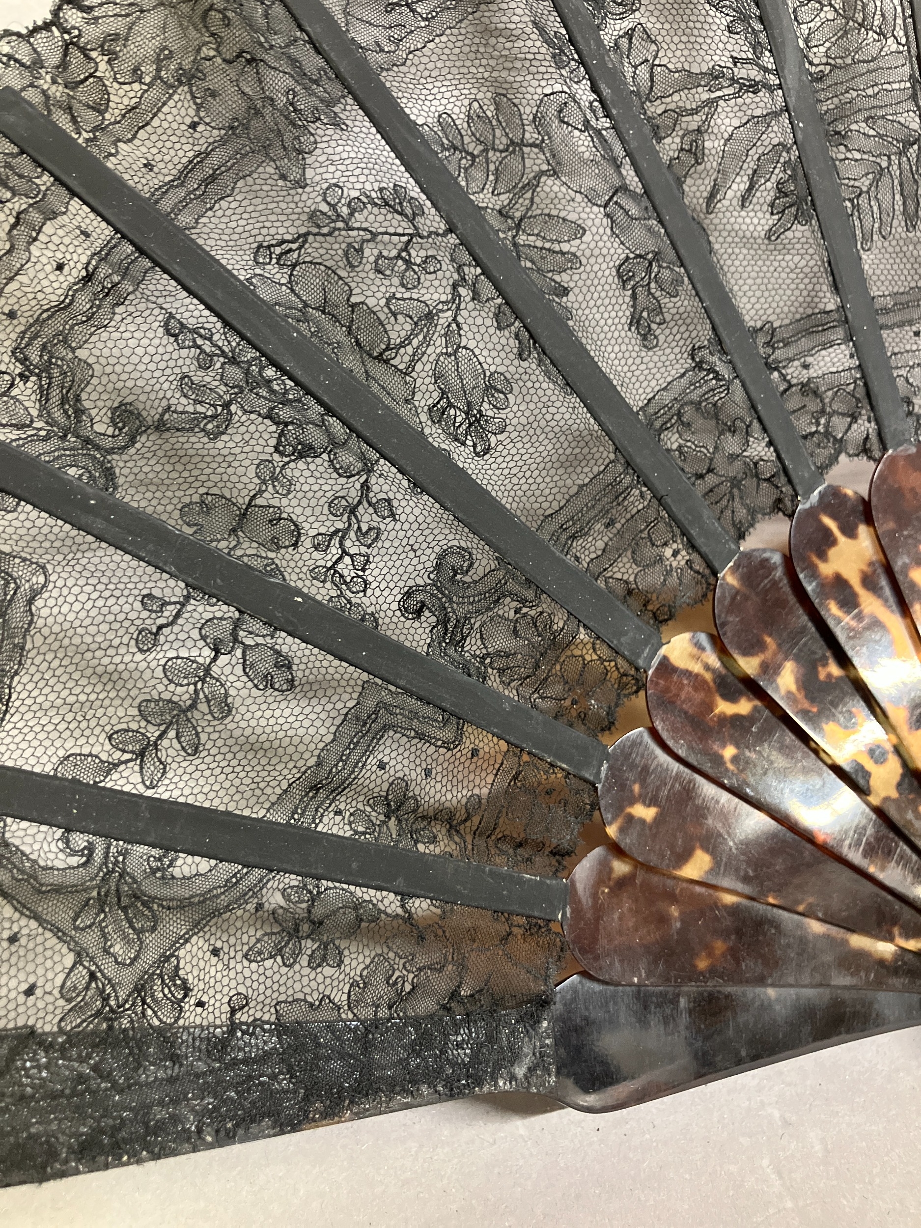 A 19th century tortoiseshell fan mounted with a black Chantilly bobbin lace leaf, the design of - Image 2 of 6