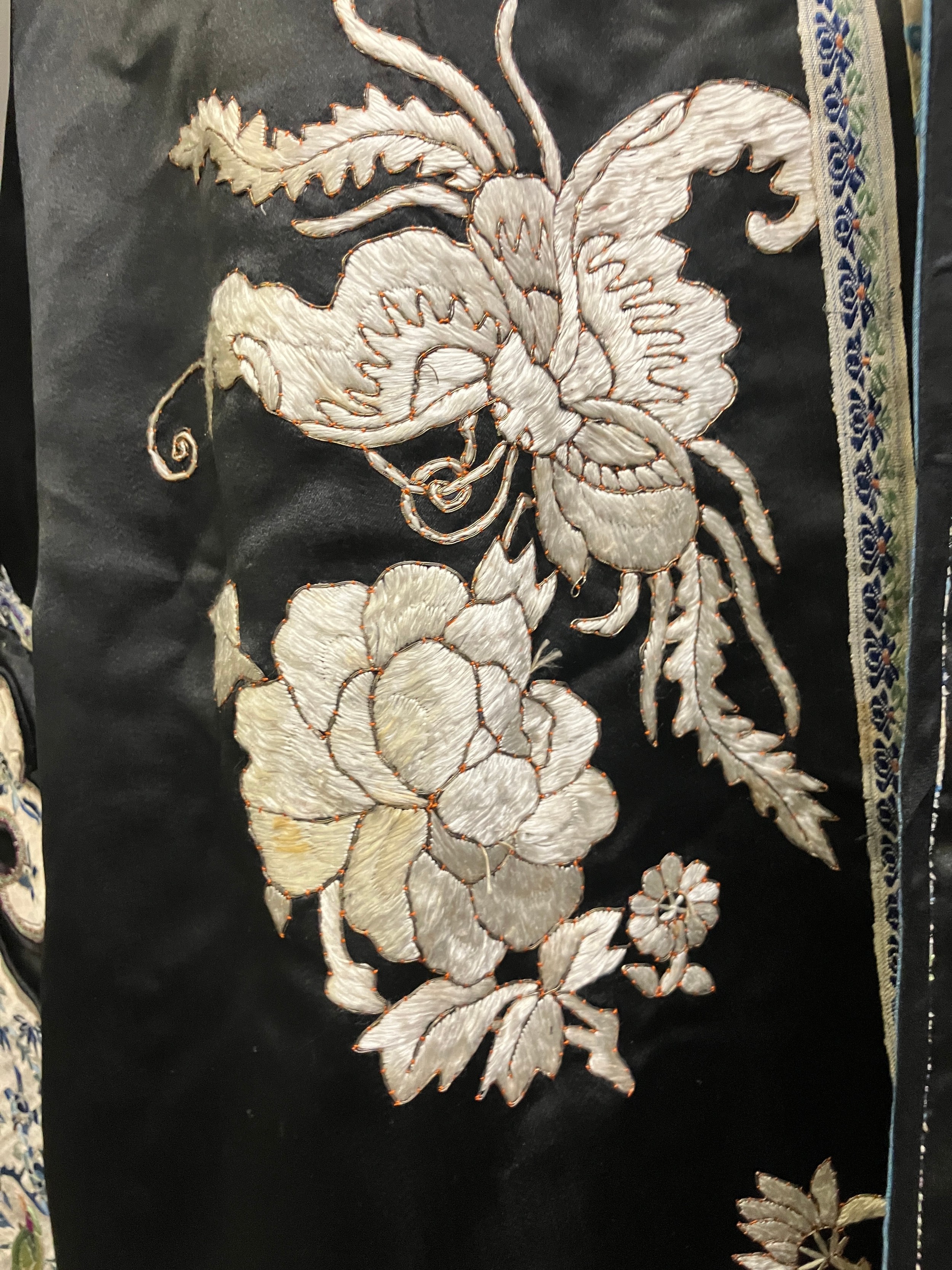 A late 19th c/early 20th century Chinese silk robe, black with applied shaped cloud collar, - Bild 6 aus 15