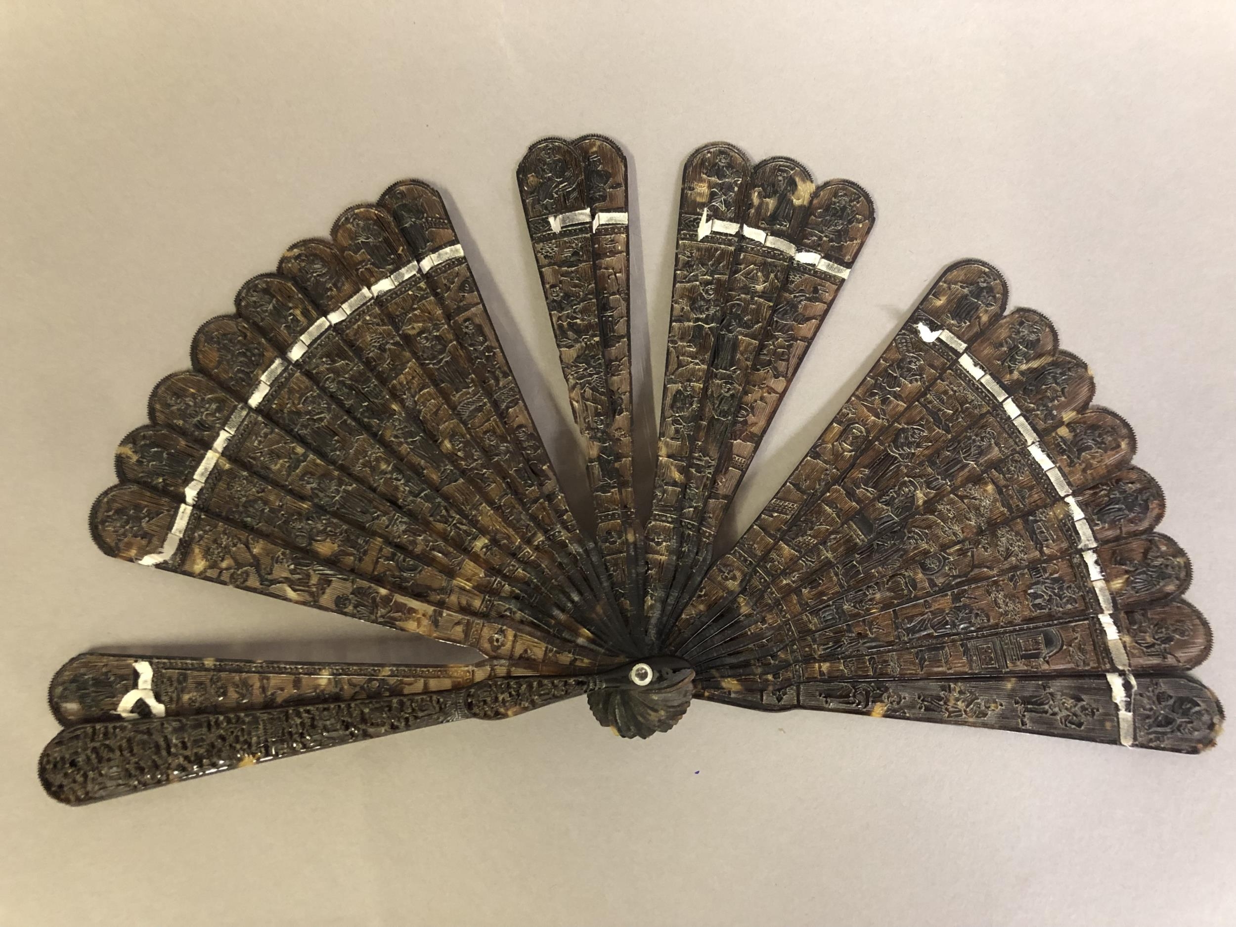 C 1840’s a Chinese carved tortoiseshell brisé fan, with original box stamped with the name TugShing, - Bild 3 aus 16