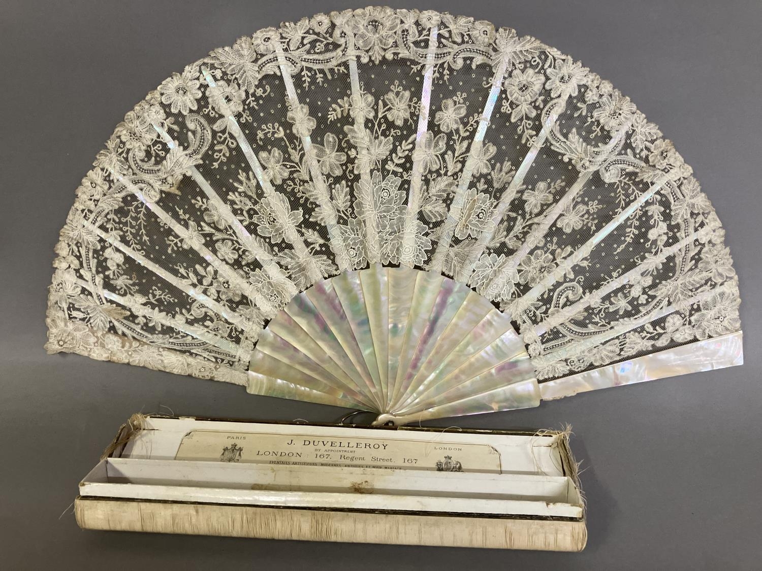 A good Brussels lace fan, mounted on mother of pearl, burgau, including the ribs, the leaf most