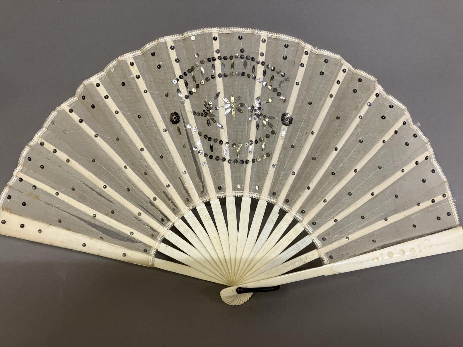 An Art Nouveau fan, the monture of bone, shaped and gilded, the silk leaf painted with a lady in a - Bild 4 aus 10