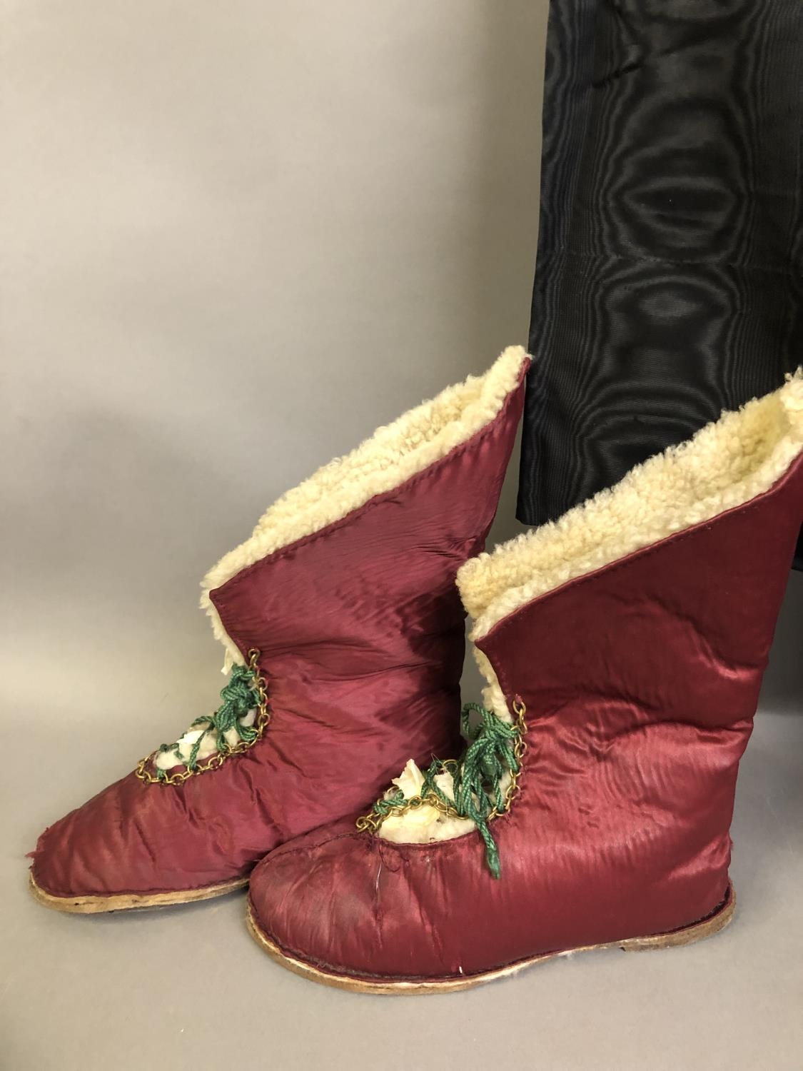 Antique accessories and fabrics: consisting of a pair of Victorian carriage winter boots, leather - Image 2 of 4