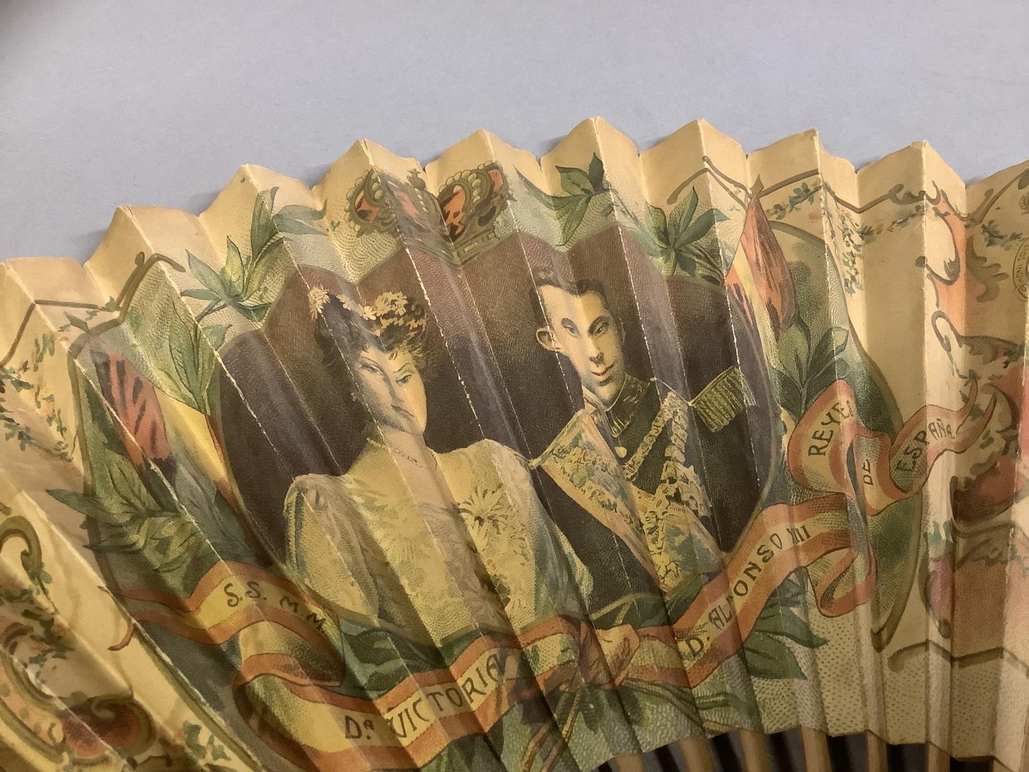 Royal Interest: a paper fan printed with a portrait of King Alfonso XIII and Queen Victoria of - Bild 3 aus 7