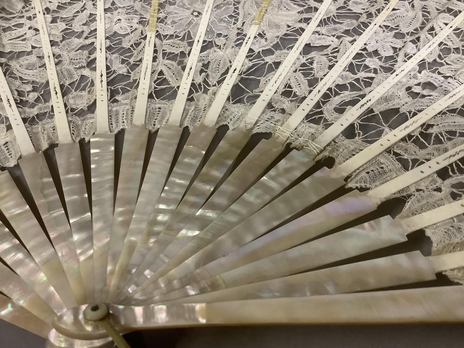 Antique Lace: a c 1890’s Mixed Brussels lace fan, the monture of pink mother of pearl, the deep leaf - Bild 4 aus 4