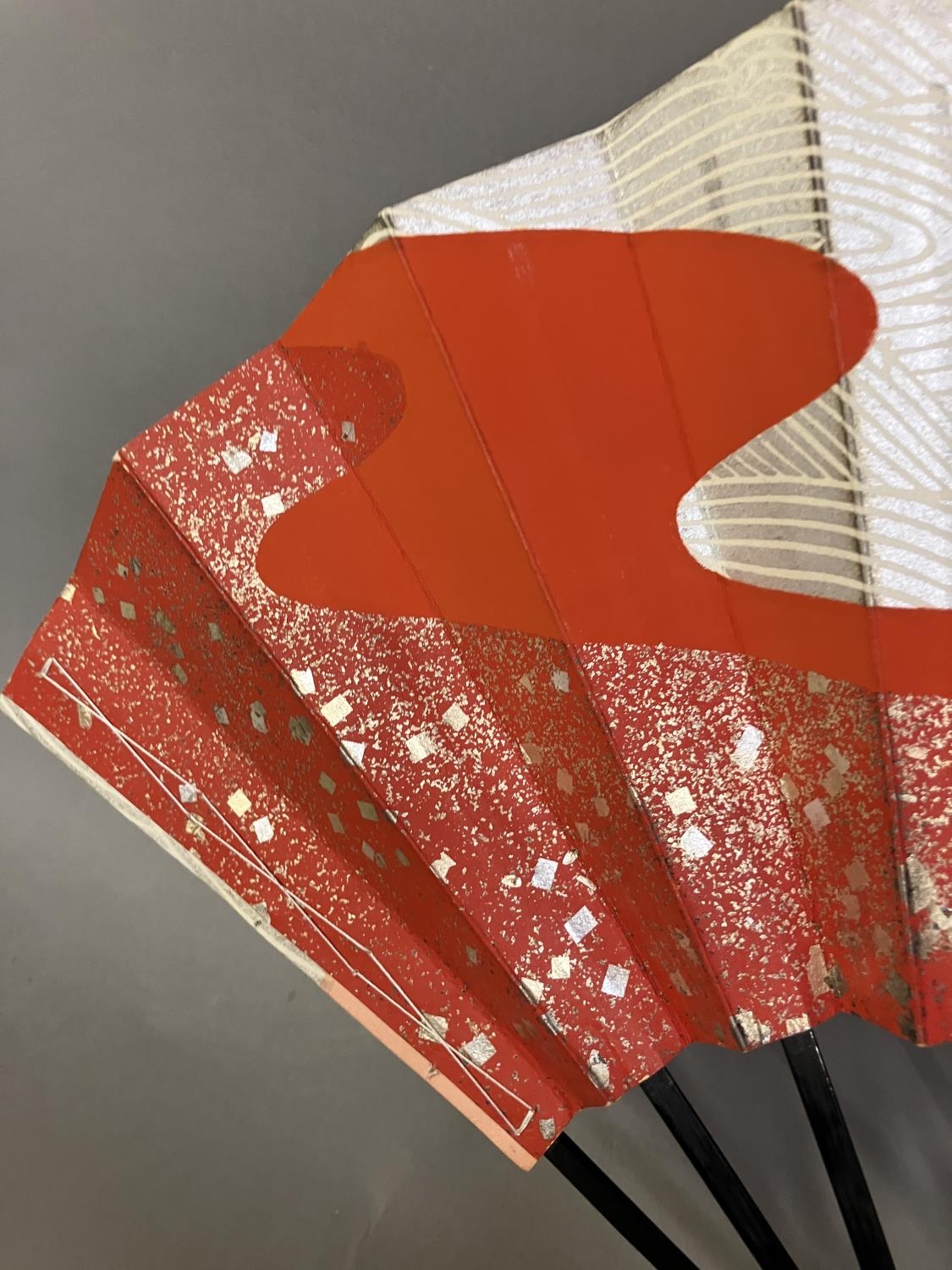 Oriental fans: A detailed Chinese folding fan with double paper leaf, each side showing a - Image 4 of 5