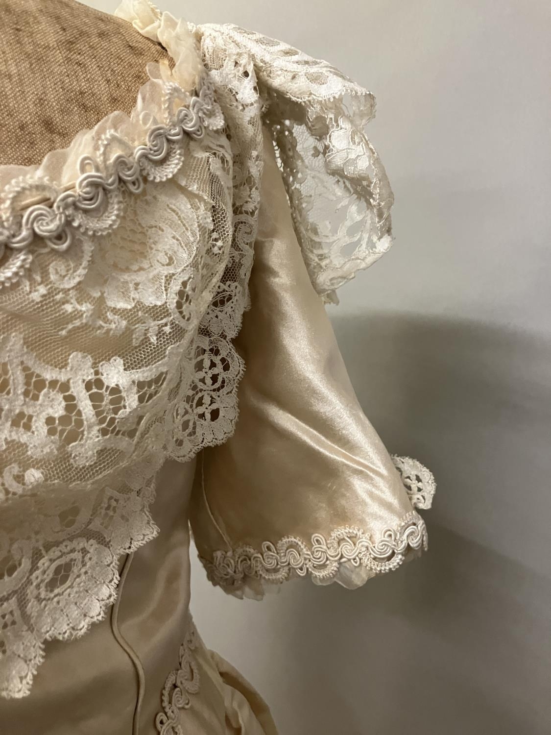 An elaborate 1880’s wedding or evening gown, skirt with integral boned bodice, a heavy honey silk, - Bild 9 aus 9