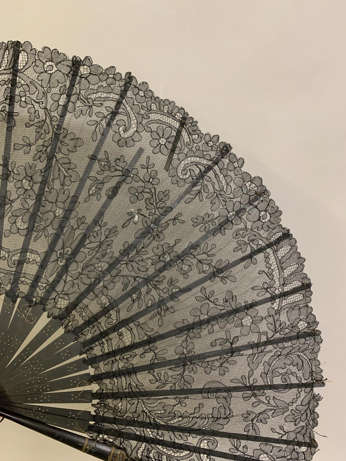 Four late 19th century fans: the first quite simple, French, wood monture, The paper leaf - Bild 3 aus 8