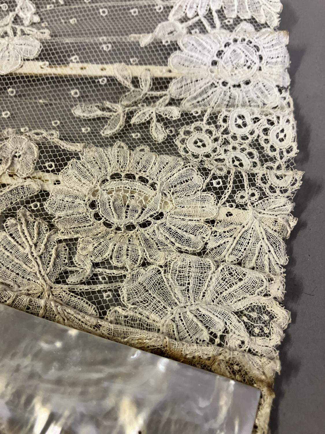 Antique Lace :A large Mixed Brussels and white mother of Pearl fan, c 1890’s, the lace leaf with a - Bild 4 aus 7