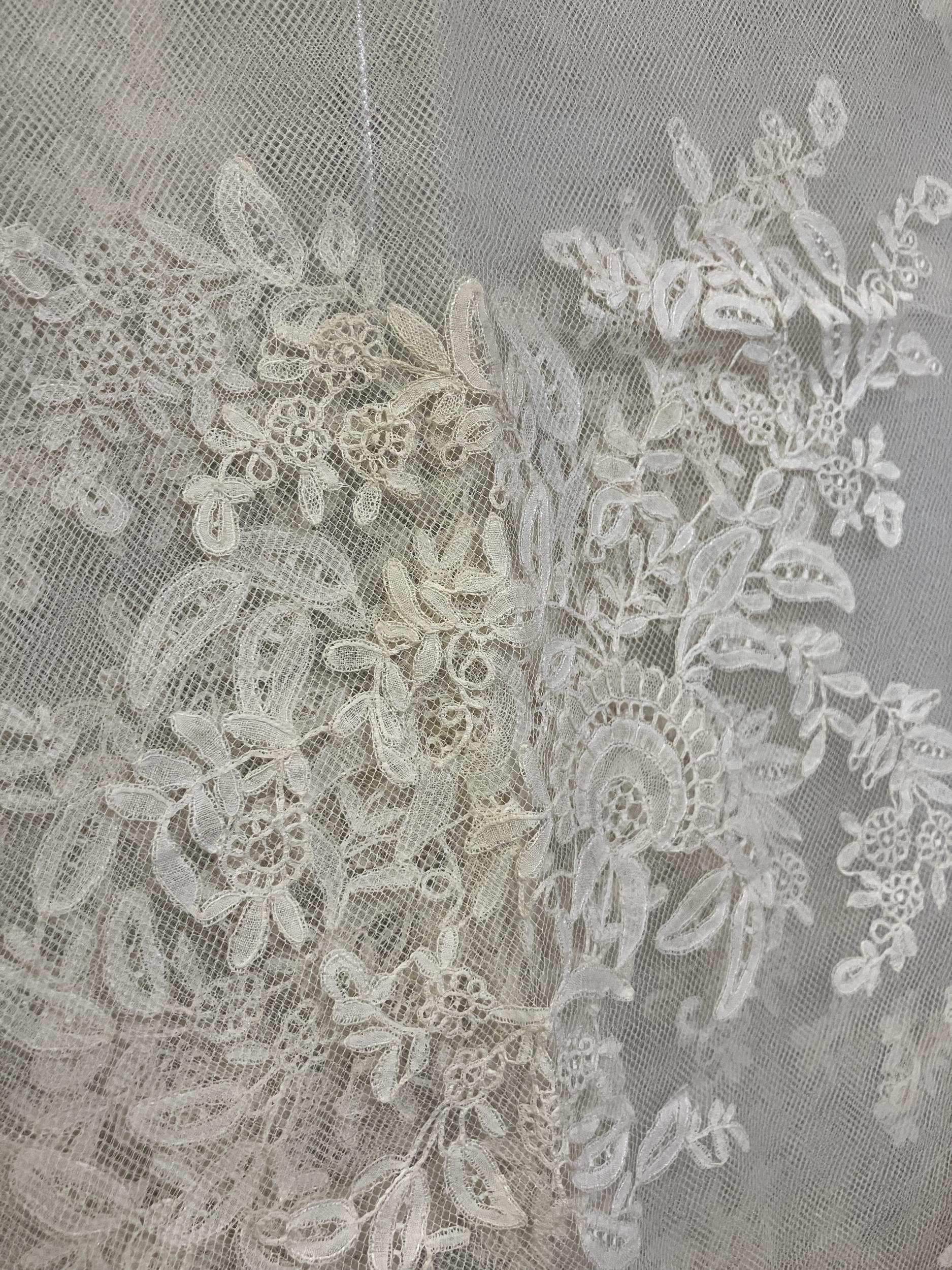 Antique Lace: a good Honiton appliqué wedding veil, with scalloped border, and large floral sprays - Image 4 of 7