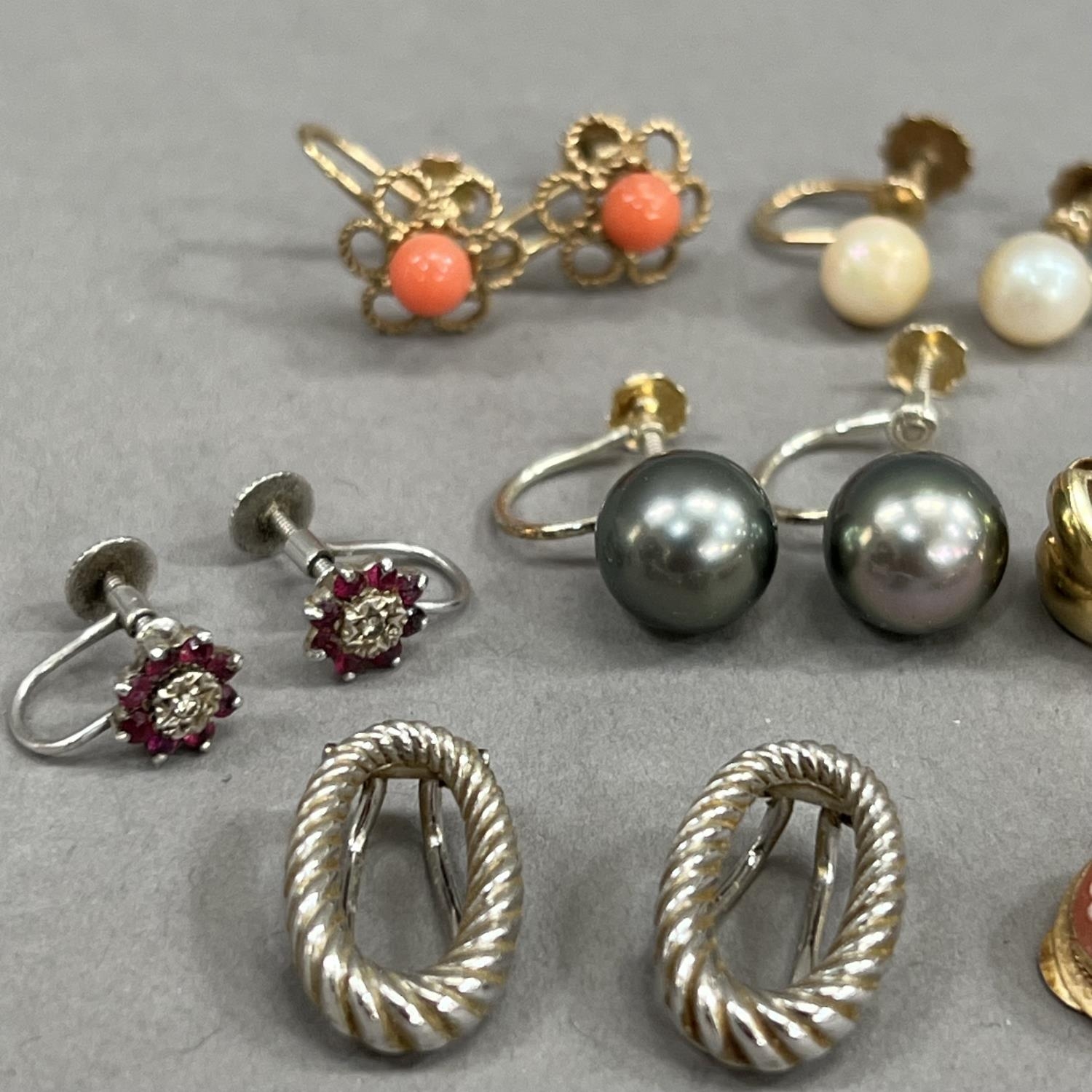 Seven pairs of earrings all with clip or screw fittings and all in yellow or white metal (tests as - Image 2 of 3