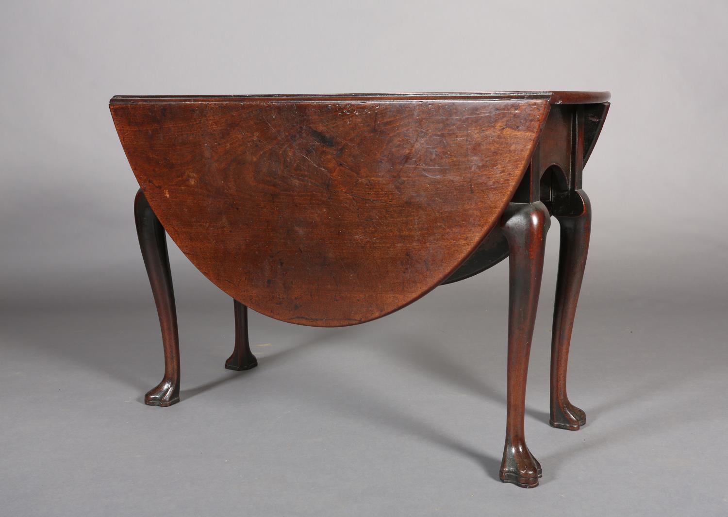 A George III mahogany pembroke dining table, oval, having twin drop leaves, arched apron, on - Image 2 of 4