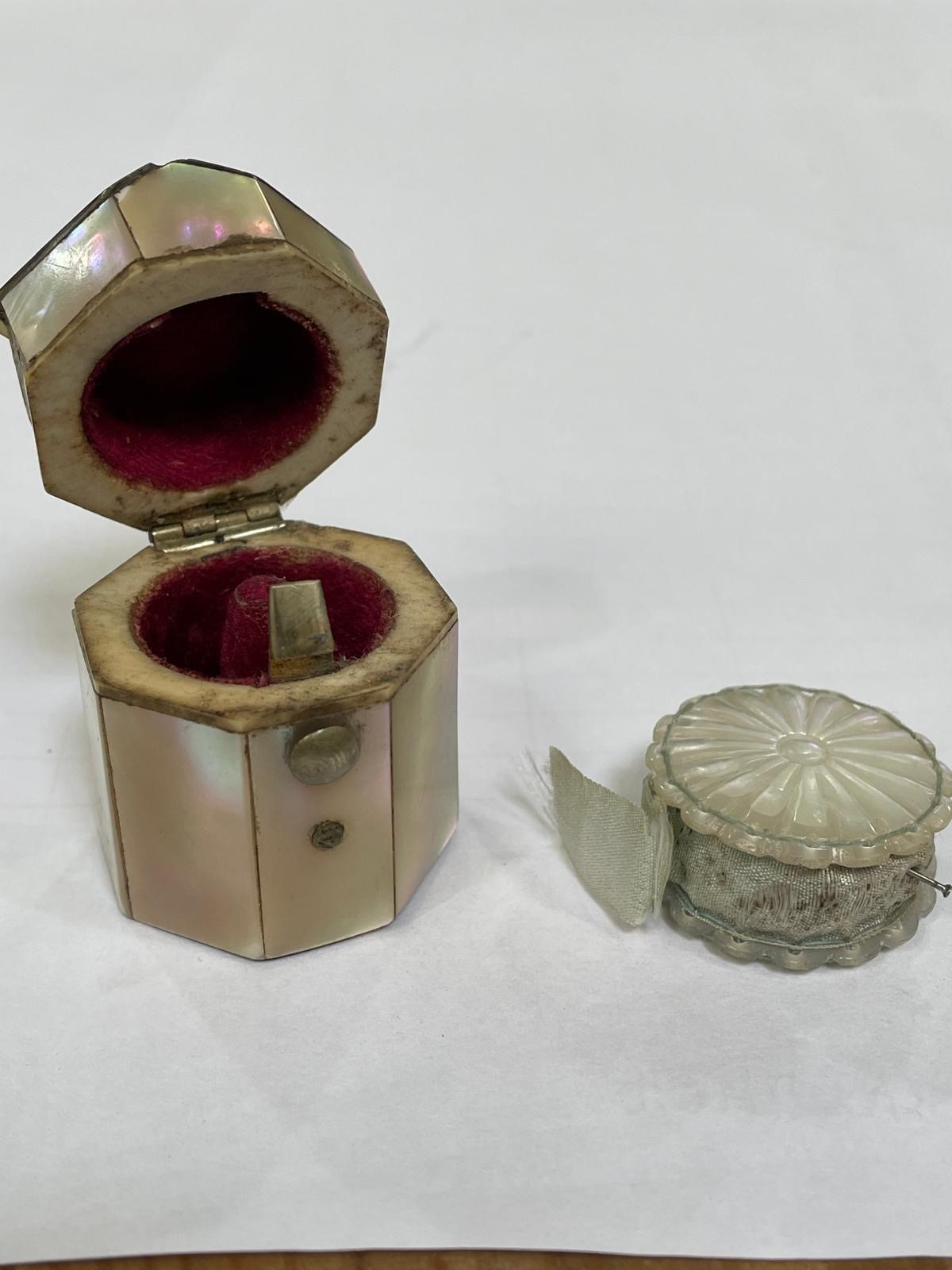 A late 18th/early 19th century thimble in 15ct rose gold, with hammered foliate band and with open - Image 4 of 4