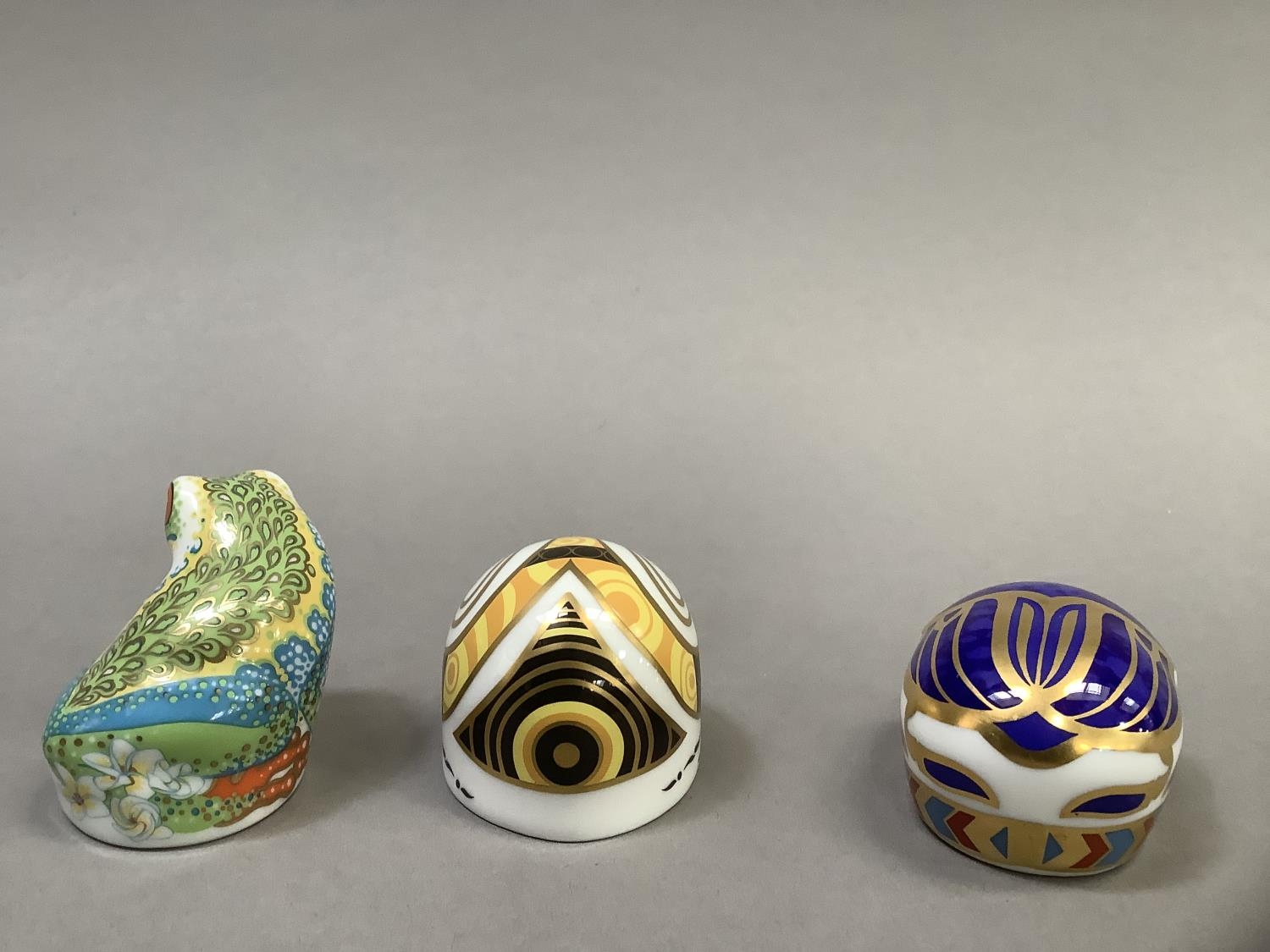 Three Royal Crown Derby paperweights, including a tree frog, bumble bee, for Collector's Guild and a - Image 3 of 4