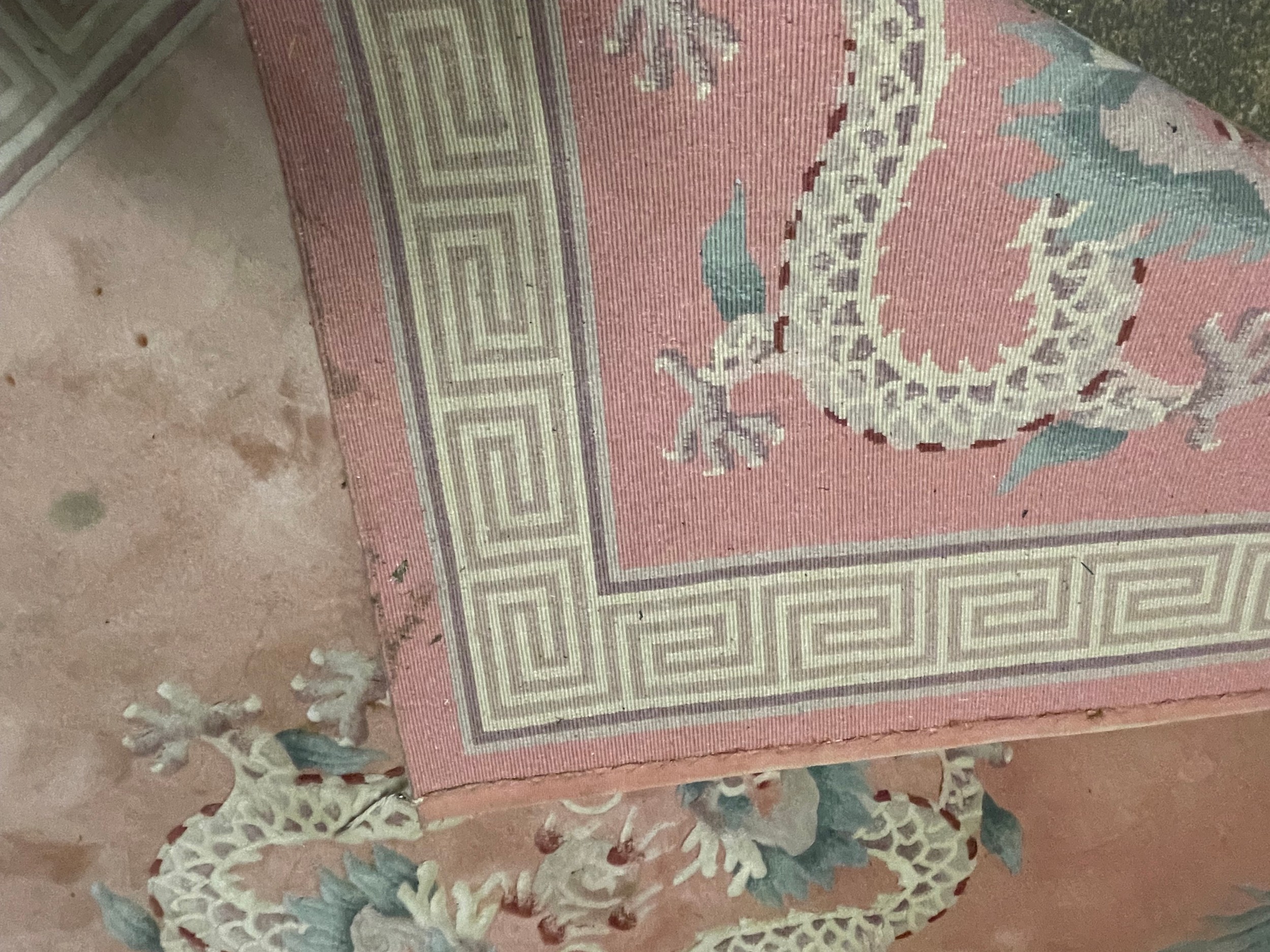A Chinese pink rug bearing motifs of dragons in a geometric border - Image 5 of 5