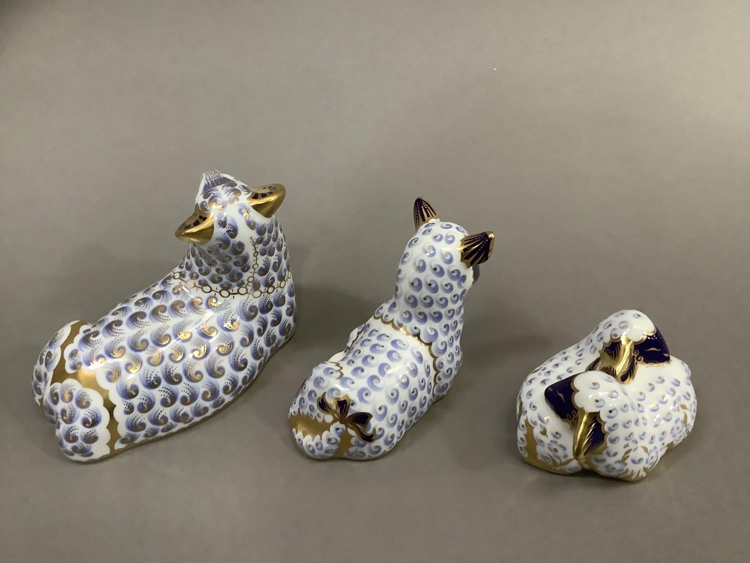 A Royal Crown Derby ram, ewe and two lambs, silver buttons (3) 7.5cm, 6.5cm and 4 cm high - Image 4 of 5