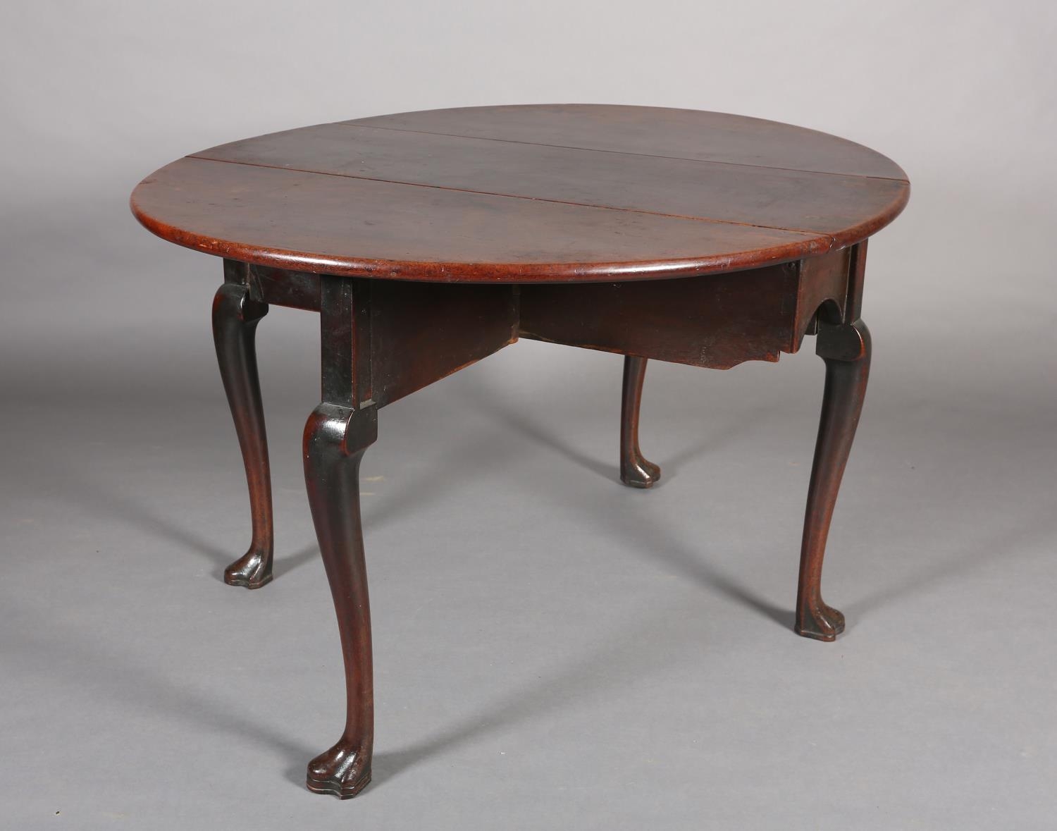 A George III mahogany pembroke dining table, oval, having twin drop leaves, arched apron, on - Image 3 of 4